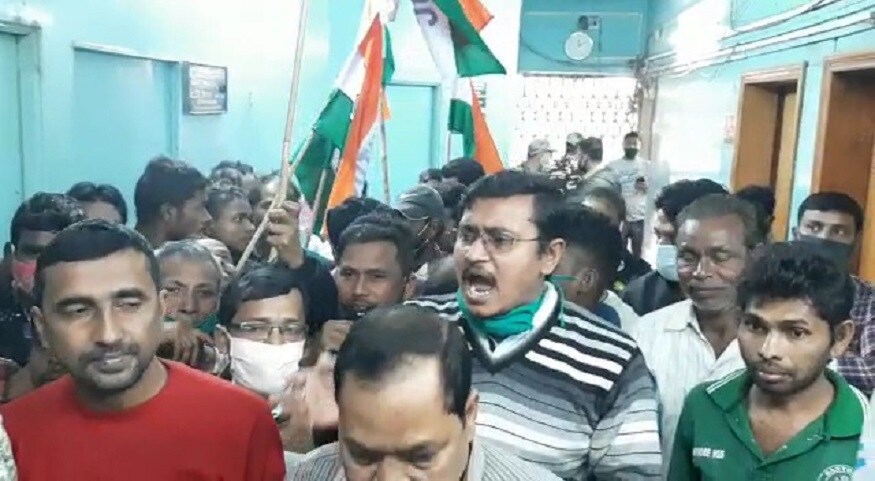 পুরসভার ঘোষণা মতো ২৬ দিনের উৎসাহ ভাতা হিসেবে ২ হাজার ৬০০ টাকা করে পেয়েছিল কিছু শ্রমিক। তবে এখোনো পর্যন্ত পুরসভার পূর্ত দপ্তর, জঞ্জাল সাফাইয়ের কর্মীরা সেই টাকাও পায়নি। বহুবার স্মারকলিপি দেওয়া হলেও সাড়া মেলেনি বলে অভিযোগ। বকেয়া আদায়ের দাবীতে আজ পুরসভার প্রশাসক অশোক ভট্টাচার্যের চেম্বারের সামনে অবস্থান, বিক্ষোভে বসে বামেদের জোট সঙ্গী কংগ্রেসের শ্রমিক সংগঠন। পুর প্রশাসকের সঙ্গে যাতে কেউ দেখা করতে না পারে সেজন্য গেটের বাইরেই চলে অবস্থান, স্লোগান। আটকে পড়েন পুরসভার কমিশনারও। প্রায় দেড় ঘ ঘেরাও হয়ে থাকেন পুর প্রশাসক অশোক ভট্টাচার্য। পুরসভার ঘোষণা মতো ২৬ দিনের উৎসাহ ভাতা হিসেবে ২ হাজার ৬০০ টাকা করে পেয়েছিল কিছু শ্রমিক। তবে এখোনো পর্যন্ত পুরসভার পূর্ত দপ্তর, জঞ্জাল সাফাইয়ের কর্মীরা সেই টাকাও পায়নি। বহুবার স্মারকলিপি দেওয়া হলেও সাড়া মেলেনি বলে অভিযোগ। বকেয়া আদায়ের দাবীতে আজ পুরসভার প্রশাসক অশোক ভট্টাচার্যের চেম্বারের সামনে অবস্থান, বিক্ষোভে বসে বামেদের জোট সঙ্গী কংগ্রেসের শ্রমিক সংগঠন। পুর প্রশাসকের সঙ্গে যাতে কেউ দেখা করতে না পারে সেজন্য গেটের বাইরেই চলে অবস্থান, স্লোগান। আটকে পড়েন পুরসভার কমিশনারও। প্রায় দেড় ঘ ঘেরাও হয়ে থাকেন পুর প্রশাসক অশোক ভট্টাচার্য।