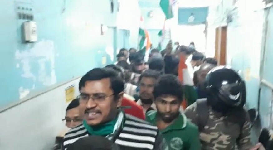 আন্দোলনের চাপে পরে তিন দিনের মধ্যে বকেয়া মেটানোর আশ্বাস দেওয়ায় ঘেরাওমুক্ত হন প্রশাসক। তাঁর দাবী, পুরসভার আর্থিক ভাঁড়ার শূণ্য। রাজ্যের কাছেও প্রচুর বকেয়া পড়ে রয়েছে। তবুও রাজ্যের মধ্যে একমাত্র শিলিগুড়ি পুরসভা কর্মীদের বেতনও দিয়ে আসছে নিয়মিতভাবে। অনেক পুরসভাই তা পারছে না। অন্যদিকে পুরসভার কো-অর্ডিনেটর তথা জেলা তৃণমূল কংগ্রেস সভাপতি রঞ্জন সরকার বলেন, পুর প্রশাসক শিলিগুড়িকে পিছিয়ে দিচ্ছে। কোনো কাজই করছে না। একই দাবী আগেও আমরা জানিয়েছিলাম। কিন্তু পুরসভার কোনো হেলদোল নেই। অবিলম্বে বকেয়া মিটিয়ে দিতে হবে।Input-Partha Sarkar আন্দোলনের চাপে পরে তিন দিনের মধ্যে বকেয়া মেটানোর আশ্বাস দেওয়ায় ঘেরাওমুক্ত হন প্রশাসক। তাঁর দাবী, পুরসভার আর্থিক ভাঁড়ার শূণ্য। রাজ্যের কাছেও প্রচুর বকেয়া পড়ে রয়েছে। তবুও রাজ্যের মধ্যে একমাত্র শিলিগুড়ি পুরসভা কর্মীদের বেতনও দিয়ে আসছে নিয়মিতভাবে। অনেক পুরসভাই তা পারছে না। অন্যদিকে পুরসভার কো-অর্ডিনেটর তথা জেলা তৃণমূল কংগ্রেস সভাপতি রঞ্জন সরকার বলেন, পুর প্রশাসক শিলিগুড়িকে পিছিয়ে দিচ্ছে। কোনো কাজই করছে না। একই দাবী আগেও আমরা জানিয়েছিলাম। কিন্তু পুরসভার কোনো হেলদোল নেই। অবিলম্বে বকেয়া মিটিয়ে দিতে হবে।Input-Partha Sarkar