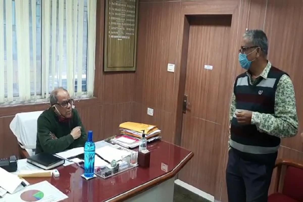 করোনাকালে কাজ করার জন্যে চুক্তিভিত্তিক শ্রমিকদের উৎসাহ ভাতা দেওয়ার কথা ঘোষণা করেছিল পুরসভার প্রশাসক অশোক ভট্টাচার্য। প্রতিদিন মাথা পিছু ১০০ টাকা করে উৎসাহ ভাতা দেওয়া হবে। কেননা জীবনের ঝুঁকি নিয়ে কাজ করেছিল পুর শ্রমিকেরা। টানা ৬ মাস কাজ করার পরও বহু শ্রমিকই সেই ভাতার টাকা পায়নি বলে অভিযোগে সরব শ্রমিক সংগঠন। করোনাকালে কাজ করার জন্যে চুক্তিভিত্তিক শ্রমিকদের উৎসাহ ভাতা দেওয়ার কথা ঘোষণা করেছিল পুরসভার প্রশাসক অশোক ভট্টাচার্য। প্রতিদিন মাথা পিছু ১০০ টাকা করে উৎসাহ ভাতা দেওয়া হবে। কেননা জীবনের ঝুঁকি নিয়ে কাজ করেছিল পুর শ্রমিকেরা। টানা ৬ মাস কাজ করার পরও বহু শ্রমিকই সেই ভাতার টাকা পায়নি বলে অভিযোগে সরব শ্রমিক সংগঠন।