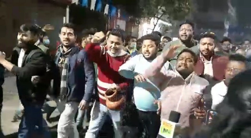 বিজেপির সভা শেষ হতেই শিলিগুড়ির বাঘাযতীন পার্কের মাঠ দখলে নেয় তৃণমূল ছাত্র পরিষদের সদস্যরা। রীতিমতো রীতি, আচার মেনে হল পুজো। ছিল ফুল, বেলপাতা, পাঁচ রকমের ফল, মিষ্টি। ছিল মোমবাতি, ধূপকাঠিও। বাজলো ঢাকও। মাঠকে পুজো দিলেন তারা। মাঠের গেটে হল পুজোর্চনা। পবিত্রতার পুজো। গোটা মাঠজুড়ে ছেটানো হল মাটির কলসিভরা শান্তি জল। বিজেপির সভা শেষ হতেই শিলিগুড়ির বাঘাযতীন পার্কের মাঠ দখলে নেয় তৃণমূল ছাত্র পরিষদের সদস্যরা। রীতিমতো রীতি, আচার মেনে হল পুজো। ছিল ফুল, বেলপাতা, পাঁচ রকমের ফল, মিষ্টি। ছিল মোমবাতি, ধূপকাঠিও। বাজলো ঢাকও। মাঠকে পুজো দিলেন তারা। মাঠের গেটে হল পুজোর্চনা। পবিত্রতার পুজো। গোটা মাঠজুড়ে ছেটানো হল মাটির কলসিভরা শান্তি জল।