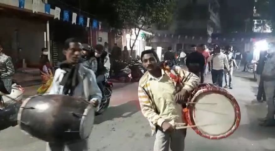 রাজ্যে এর আগে এমন শুদ্ধিকরণ পুজো কোথাও হয়নি বলেই রাজনৈতিক মহলের ধারণা। তবে একে গুরুত্ব দিতে নারাজ জেলা বিজেপি নেতৃত্ব। বাংলায় একুশের কুরুক্ষেত্রের লড়াইয়ে এক ইঞ্চি জমি কেউ কাউকে যে ছাড়বে না তা আজ আরো একবার পরিষ্কার হল শিলিগুড়িতে শুদ্ধিকরণ পুজোর মধ্য দিয়ে!Input- Partha Sarkar রাজ্যে এর আগে এমন শুদ্ধিকরণ পুজো কোথাও হয়নি বলেই রাজনৈতিক মহলের ধারণা। তবে একে গুরুত্ব দিতে নারাজ জেলা বিজেপি নেতৃত্ব। বাংলায় একুশের কুরুক্ষেত্রের লড়াইয়ে এক ইঞ্চি জমি কেউ কাউকে যে ছাড়বে না তা আজ আরো একবার পরিষ্কার হল শিলিগুড়িতে শুদ্ধিকরণ পুজোর মধ্য দিয়ে!Input- Partha Sarkar
