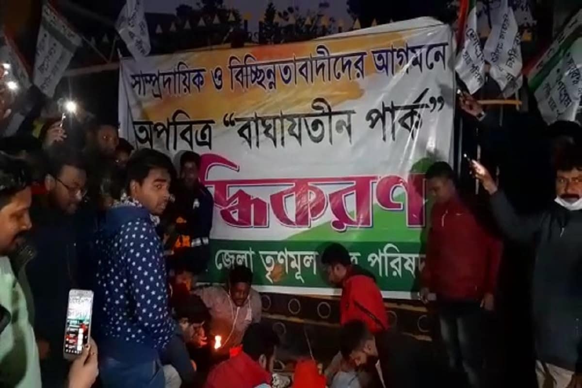 ছিল বিজেপির প্রকাশ্য জনসভা। যার নাম দেওয়া হয়েছিল যোগদান মেলা। বাঘাযতীন পার্কের সভায় যোগ দিয়েছিলেন বিজেপির রাজ্য সভাপতি দিলীপ ঘোষ, বালুরঘাটের সাংসদ সুকান্ত মজুমদার, মাদারিহাটের বিধায়ক মনোজ টিজ্ঞা, রাজ্য সাধারন সম্পাদক সায়ন্তন বসু, রথীন্দ্র নাথ বসু সহ অন্য নেতা কর্মীরা। যে সভায় আগাগোড়া রাজ্যের শাসক দল তৃণমূল কংগ্রেস, মুখ্যমন্ত্রীকে আক্রমণ করেন বিজেপি নেতারা। আসন্ন নির্বাচনে রাজ্যে পরিবর্তন আসছেই বলে দাবী করেন বিজেপি নেতারা। রাজ্যে গনতন্ত্র নেই, আইনের শাসন নেই বলে অভিযোগও করেন। সেই সভাতেই তৃণমূল, সিপিএম এবং কংগ্রেস ছেড়ে শিলিগুড়ির গ্রামীণ এলাকা মাটিগাড়া, । ছিল র কয়েকশো নেতা, কর্মী আজ যোগ দেন বিজেপিতে। তাদের হাতে গেরুয়া ঝাণ্ডা তুলে দেন রাজ্য সভাপতি দিলীপ ঘোষ। ছিল বিজেপির প্রকাশ্য জনসভা। যার নাম দেওয়া হয়েছিল যোগদান মেলা। বাঘাযতীন পার্কের সভায় যোগ দিয়েছিলেন বিজেপির রাজ্য সভাপতি দিলীপ ঘোষ, বালুরঘাটের সাংসদ সুকান্ত মজুমদার, মাদারিহাটের বিধায়ক মনোজ টিজ্ঞা, রাজ্য সাধারন সম্পাদক সায়ন্তন বসু, রথীন্দ্র নাথ বসু সহ অন্য নেতা কর্মীরা। যে সভায় আগাগোড়া রাজ্যের শাসক দল তৃণমূল কংগ্রেস, মুখ্যমন্ত্রীকে আক্রমণ করেন বিজেপি নেতারা। আসন্ন নির্বাচনে রাজ্যে পরিবর্তন আসছেই বলে দাবী করেন বিজেপি নেতারা। রাজ্যে গনতন্ত্র নেই, আইনের শাসন নেই বলে অভিযোগও করেন। সেই সভাতেই তৃণমূল, সিপিএম এবং কংগ্রেস ছেড়ে শিলিগুড়ির গ্রামীণ এলাকা মাটিগাড়া, । ছিল র কয়েকশো নেতা, কর্মী আজ যোগ দেন বিজেপিতে। তাদের হাতে গেরুয়া ঝাণ্ডা তুলে দেন রাজ্য সভাপতি দিলীপ ঘোষ।