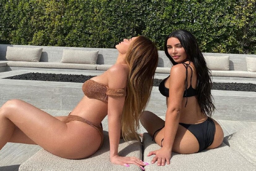 সত্যি বলতে কী, কিম কার্দাশিয়ান (Kim Kardashian) আর কাইলি জেনার (Kylie Jenner), এই দুই বোন, সব সময়েই থাকেন সংবাদমাধ্যমের শিরোনামে। এখন যেমন এক দিকে কিমের ডিভোর্স নিয়ে কথা ঘুরে বেড়াচ্ছে বাতাসে, তেমনই অন্য দিকে কাইলি আলোচনার কেন্দ্রবিন্দু হয়েছেন বিশ্বের সব চেয়ে ধনী নাগরিকদের অন্যতম হয়ে। এই দুই বোনকেই নানা সময়ে সোশ্যাল মিডিয়ায় আগুন ঝরাতে দেখা যায় বিকিনিতে। কিন্তু দু'জনের মধ্যে কার শরীরী আবেদন ফুটে ওঠে বেশি?