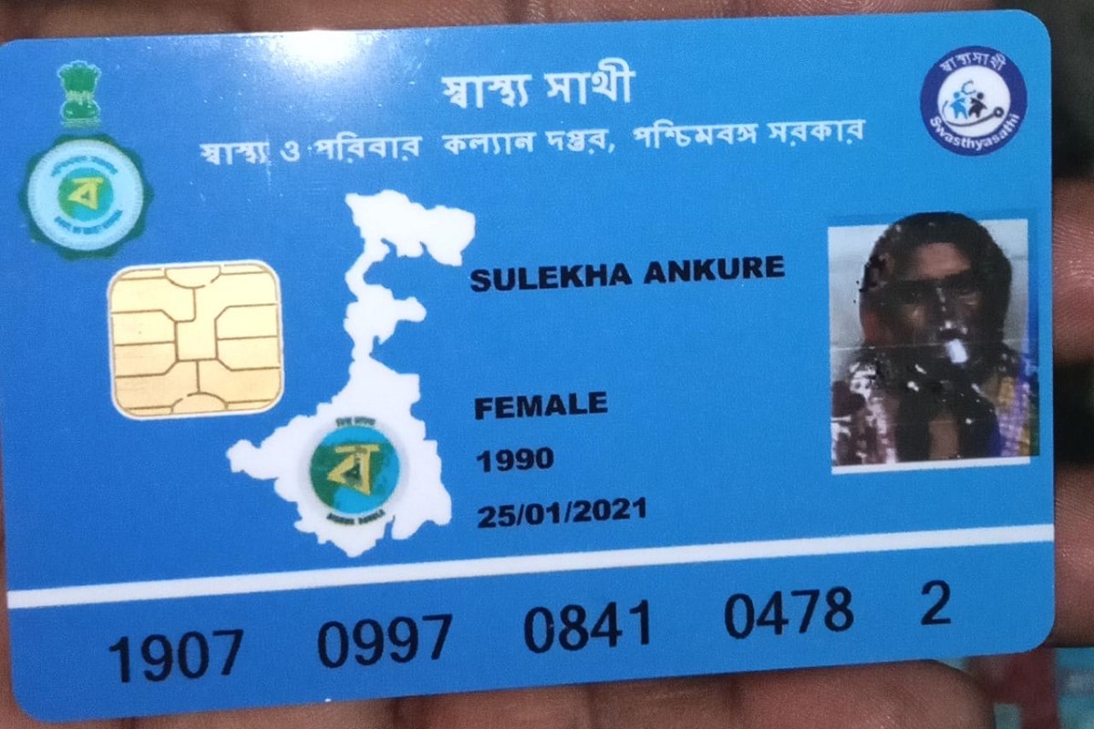 গলসির বিধায়ক অলোক মাঝি বলেন, রাজ্য সরকার যে দুয়ারে সরকার শিবির করেছে তাতে স্বাস্থ্যসাথী কার্ড নেওয়ার জন্য অভূতপূর্ব সাড়া মিলেছে। ওই মহিলা স্বাস্থ্যসাথী কার্ডের জন্য আবেদন করেছিলেন। কিন্তু তিনি তা হাতে পাওয়ার আগেই অসুস্থ হয়ে পড়েন। তাই প্রশাসন হাসপাতালে গিয়ে তাঁর হাতে সেই কার্ড তুলে দিল। সেই সঙ্গে মুখ্যমন্ত্রীর শুভেচ্ছা বার্তাও তাঁর হাতে দেওয়া হয়েছে। গলসির বিধায়ক অলোক মাঝি বলেন, রাজ্য সরকার যে দুয়ারে সরকার শিবির করেছে তাতে স্বাস্থ্যসাথী কার্ড নেওয়ার জন্য অভূতপূর্ব সাড়া মিলেছে। ওই মহিলা স্বাস্থ্যসাথী কার্ডের জন্য আবেদন করেছিলেন। কিন্তু তিনি তা হাতে পাওয়ার আগেই অসুস্থ হয়ে পড়েন। তাই প্রশাসন হাসপাতালে গিয়ে তাঁর হাতে সেই কার্ড তুলে দিল। সেই সঙ্গে মুখ্যমন্ত্রীর শুভেচ্ছা বার্তাও তাঁর হাতে দেওয়া হয়েছে।