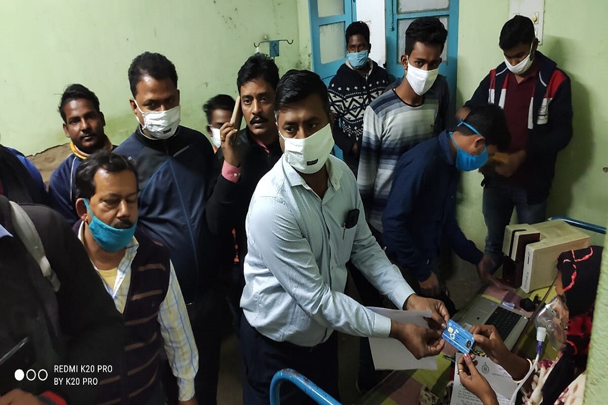 এলাকায় অন্যান্যদের সঙ্গে দুয়ারে সরকার শিবিরে গিয়ে স্বাস্থ্য সাথী কার্ড পেতে আবেদনপত্র জমা দিয়েছিলেন সুলেখা দেবী। কিন্তু সেই কার্ড হাতে পাওয়ার আগেই তিনি অসুস্থ হয়ে পড়েন। তাঁর অসুস্থতার খবর পেয়ে জেলাশাসকের নির্দেশে এদিন বর্ধমান মেডিকেল কলেজ হাসপাতালে পৌঁছে গেলেন বিডিওসহ আধিকারিকরা। গলসি দু নম্বর ব্লকের সমষ্টি উন্নয়ন আধিকারিক সঞ্জীব সেন বলেন, ওই মহিলা যাতে নিখরচায় উন্নত চিকিৎসা পরিষেবা পান তা নিশ্চিত করতেই জেলাশাসকের নির্দেশে হাসপাতালে এসে স্বাস্থ্য সাথীর কার্ড দিয়ে যাওয়া হল। এলাকায় অন্যান্যদের সঙ্গে দুয়ারে সরকার শিবিরে গিয়ে স্বাস্থ্য সাথী কার্ড পেতে আবেদনপত্র জমা দিয়েছিলেন সুলেখা দেবী। কিন্তু সেই কার্ড হাতে পাওয়ার আগেই তিনি অসুস্থ হয়ে পড়েন। তাঁর অসুস্থতার খবর পেয়ে জেলাশাসকের নির্দেশে এদিন বর্ধমান মেডিকেল কলেজ হাসপাতালে পৌঁছে গেলেন বিডিওসহ আধিকারিকরা। গলসি দু নম্বর ব্লকের সমষ্টি উন্নয়ন আধিকারিক সঞ্জীব সেন বলেন, ওই মহিলা যাতে নিখরচায় উন্নত চিকিৎসা পরিষেবা পান তা নিশ্চিত করতেই জেলাশাসকের নির্দেশে হাসপাতালে এসে স্বাস্থ্য সাথীর কার্ড দিয়ে যাওয়া হল।