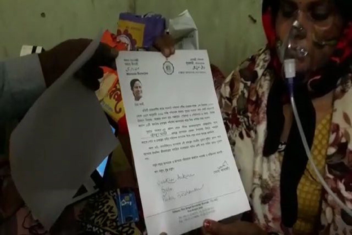 পূর্ব বর্ধমান জেলার গলসির বাসিন্দা সুলেখা আঁকুড়ে। ফুসফুসের সংক্রমণের কারণে তিনি ভর্তি বর্ধমান মেডিকেল কলেজ হাসপাতালের ফিমেল ওয়ার্ডে। সোমবার রাতে সেই ওয়ার্ডের পৌঁছে গেলেন গলসি ব্লক প্রশাসনের আধিকারিকরা।সঙ্গে ছিলেন গলসির বিধায়ক অলোক মাঝিও। সেখানেই দ্রুততার সঙ্গে ছবি তুলে তাঁর হাতে ধরিয়ে দেওয়া হল স্বাস্থ্য সাথীর কার্ড। প্রশাসনের এই তৎপরতায় আপ্লুত সুলেখাদেবী ও তাঁর আত্মীয় পরিজনরা। পূর্ব বর্ধমান জেলার গলসির বাসিন্দা সুলেখা আঁকুড়ে। ফুসফুসের সংক্রমণের কারণে তিনি ভর্তি বর্ধমান মেডিকেল কলেজ হাসপাতালের ফিমেল ওয়ার্ডে। সোমবার রাতে সেই ওয়ার্ডের পৌঁছে গেলেন গলসি ব্লক প্রশাসনের আধিকারিকরা।সঙ্গে ছিলেন গলসির বিধায়ক অলোক মাঝিও। সেখানেই দ্রুততার সঙ্গে ছবি তুলে তাঁর হাতে ধরিয়ে দেওয়া হল স্বাস্থ্য সাথীর কার্ড। প্রশাসনের এই তৎপরতায় আপ্লুত সুলেখাদেবী ও তাঁর আত্মীয় পরিজনরা।