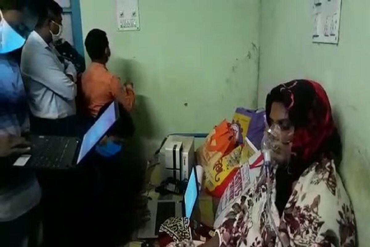 #বর্ধমান: আর পাঁচ জনের মতোই দুয়ারে সরকার শিবিরে গিয়ে স্বাস্থ্য সাথী কার্ডের জন্য আবেদনপত্র জমা দিয়েছিলেন মহিলা। কিন্তু সেই কার্ড হাতে পাওয়ার আগেই তিনি অসুস্থ হয়ে পড়েন। তাঁকে ভর্তি করা হয় বর্ধমান মেডিকেল কলেজ হাসপাতাল। #বর্ধমান: আর পাঁচ জনের মতোই দুয়ারে সরকার শিবিরে গিয়ে স্বাস্থ্য সাথী কার্ডের জন্য আবেদনপত্র জমা দিয়েছিলেন মহিলা। কিন্তু সেই কার্ড হাতে পাওয়ার আগেই তিনি অসুস্থ হয়ে পড়েন। তাঁকে ভর্তি করা হয় বর্ধমান মেডিকেল কলেজ হাসপাতাল।