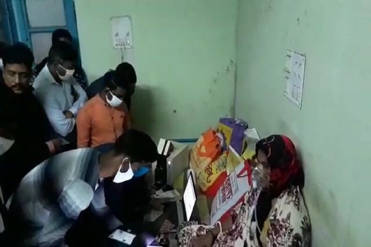 সেই খবর পেয়ে সোমবার রাতে হাসপাতলে তাঁর বেডে পৌঁছে গেলেন প্রশাসনিক আধিকারিকরা। দ্রুততার সঙ্গে ছবি তুলে তাঁর হাতে ধরিয়ে দেওয়া হল স্বাস্থ্য সাথী কার্ড। সোমবার রাতে প্রশাসনের এই তৎপরতার সাক্ষী থাকলেন বর্ধমান মেডিকেল কলেজ হাসপাতালে অন্যান্য রোগী ও তাঁদের পরিজনেরা। সেই খবর পেয়ে সোমবার রাতে হাসপাতলে তাঁর বেডে পৌঁছে গেলেন প্রশাসনিক আধিকারিকরা। দ্রুততার সঙ্গে ছবি তুলে তাঁর হাতে ধরিয়ে দেওয়া হল স্বাস্থ্য সাথী কার্ড। সোমবার রাতে প্রশাসনের এই তৎপরতার সাক্ষী থাকলেন বর্ধমান মেডিকেল কলেজ হাসপাতালে অন্যান্য রোগী ও তাঁদের পরিজনেরা।