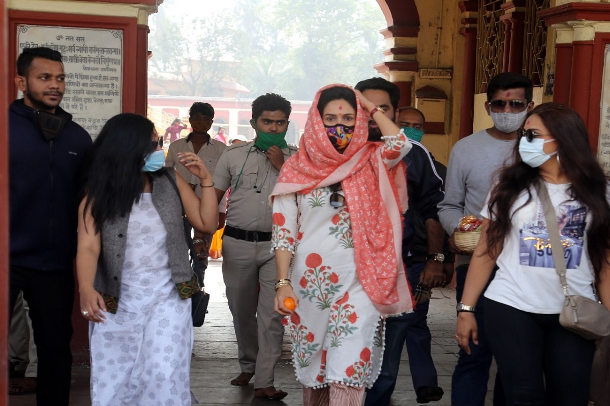 তিলোত্তমায় মল্লিকা। দুদিন আগেই শহরে এসে গিয়েছেন মল্লিকা শেরাওয়াত। শুক্রবার সকালে দক্ষিণেশ্বরে, মায়ের মন্দিরে পুজো দিতে গেলেন নায়িকা। পুজো দেওয়ার পাশাপাশি গঙ্গার ঘাটও ঘুরে দেখলেন মল্লিকা। তিলোত্তমায় মল্লিকা। দুদিন আগেই শহরে এসে গিয়েছেন মল্লিকা শেরাওয়াত। শুক্রবার সকালে দক্ষিণেশ্বরে, মায়ের মন্দিরে পুজো দিতে গেলেন নায়িকা। পুজো দেওয়ার পাশাপাশি গঙ্গার ঘাটও ঘুরে দেখলেন মল্লিকা।