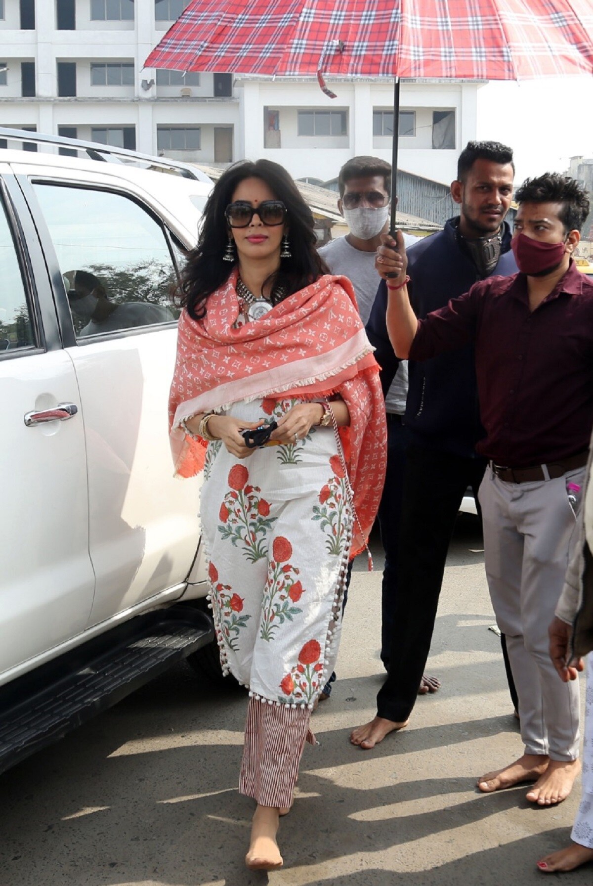 এই সিরিজের জন্যই মল্লিকার কলকাতায় আসা। শনিবার থেকে শহরের নানা জায়গায় হবে এই সিরিজের শ্যুটিং। সিরিজের বেশির ভাগ অংশের শ্যুটিং হবে কলকাতাতেই। এই সিরিজের জন্যই মল্লিকার কলকাতায় আসা। শনিবার থেকে শহরের নানা জায়গায় হবে এই সিরিজের শ্যুটিং। সিরিজের বেশির ভাগ অংশের শ্যুটিং হবে কলকাতাতেই।