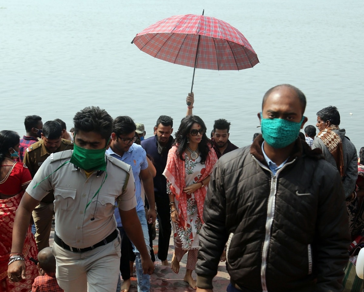 'গুলাব গ্যাং' ও বাংলায় 'মহালয়া' পরিচালনা করেছেন সৌমিক। তাঁর এই নতুন সিরিজের ব্যাকড্রপ যে কলকাতা, তা বলাই বাহুল্য। বেশ কিছু টলিউডের অভিনেতাও এই সিরিজে থাকতে পারেন, বলে শোনা যাচ্ছে। 'গুলাব গ্যাং' ও বাংলায় 'মহালয়া' পরিচালনা করেছেন সৌমিক। তাঁর এই নতুন সিরিজের ব্যাকড্রপ যে কলকাতা, তা বলাই বাহুল্য। বেশ কিছু টলিউডের অভিনেতাও এই সিরিজে থাকতে পারেন, বলে শোনা যাচ্ছে।