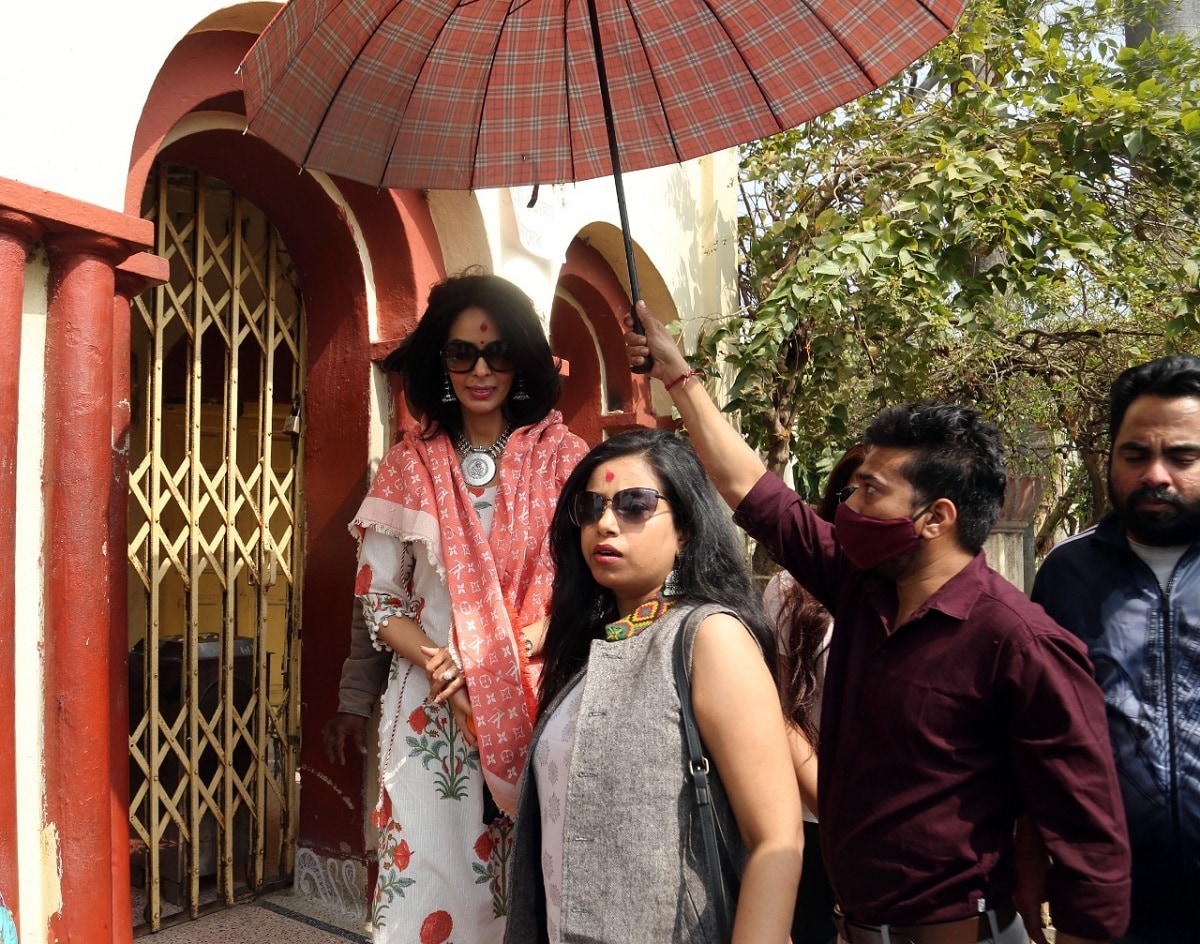 একের পর এক ছবিতে তাঁর বোল্ড অবতার দর্শকের পছন্দ হয়েছিল ঠিকই। কিন্তু হঠাৎ করে যেন হারিয়ে গেলেন মল্লিকা। নতুন ভাবে আবার নিজের জায়গা ফিরে পেতে ওয়েব সিরিজে অভিনয় করতে চলেছেন তিনি। একের পর এক ছবিতে তাঁর বোল্ড অবতার দর্শকের পছন্দ হয়েছিল ঠিকই। কিন্তু হঠাৎ করে যেন হারিয়ে গেলেন মল্লিকা। নতুন ভাবে আবার নিজের জায়গা ফিরে পেতে ওয়েব সিরিজে অভিনয় করতে চলেছেন তিনি।