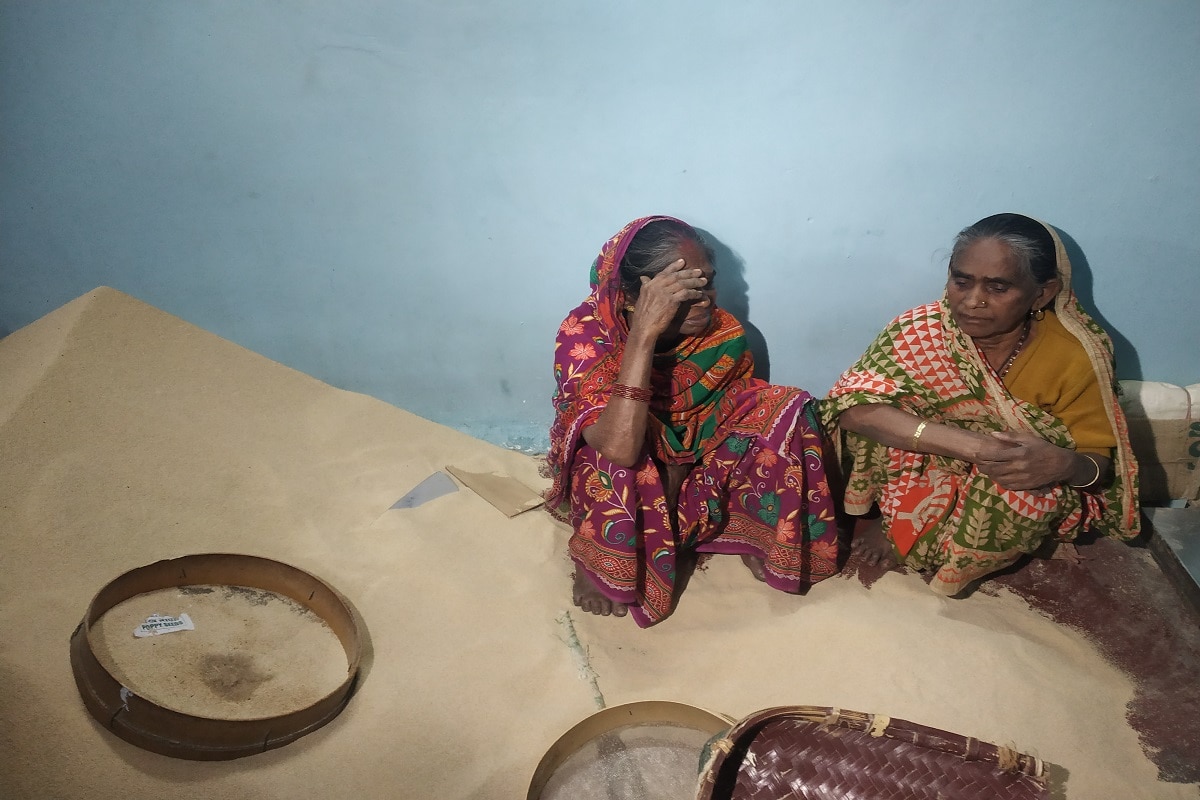 দোকানের দুই মহিলা কর্মচারী জানান, ছয় বস্তা পোস্তর সঙ্গে এক বস্তা রামদানা মেশানো হলেই অত্যাধিক মুনাফা হয় মালিকের। রামদানা যে মেশানো হয় তাও স্বীকার করে গুপ্তা ট্রেডার্সের ঐ দুই কর্মচারী। গুপ্তা ট্রেডার্সের মালিক সন্দিপ গুপ্তা জানান, যা কথা বলা হচ্ছে তা পুরোপুরি মিথ্যা। দোকানের দুই মহিলা কর্মচারী জানান, ছয় বস্তা পোস্তর সঙ্গে এক বস্তা রামদানা মেশানো হলেই অত্যাধিক মুনাফা হয় মালিকের। রামদানা যে মেশানো হয় তাও স্বীকার করে গুপ্তা ট্রেডার্সের ঐ দুই কর্মচারী। গুপ্তা ট্রেডার্সের মালিক সন্দিপ গুপ্তা জানান, যা কথা বলা হচ্ছে তা পুরোপুরি মিথ্যা।