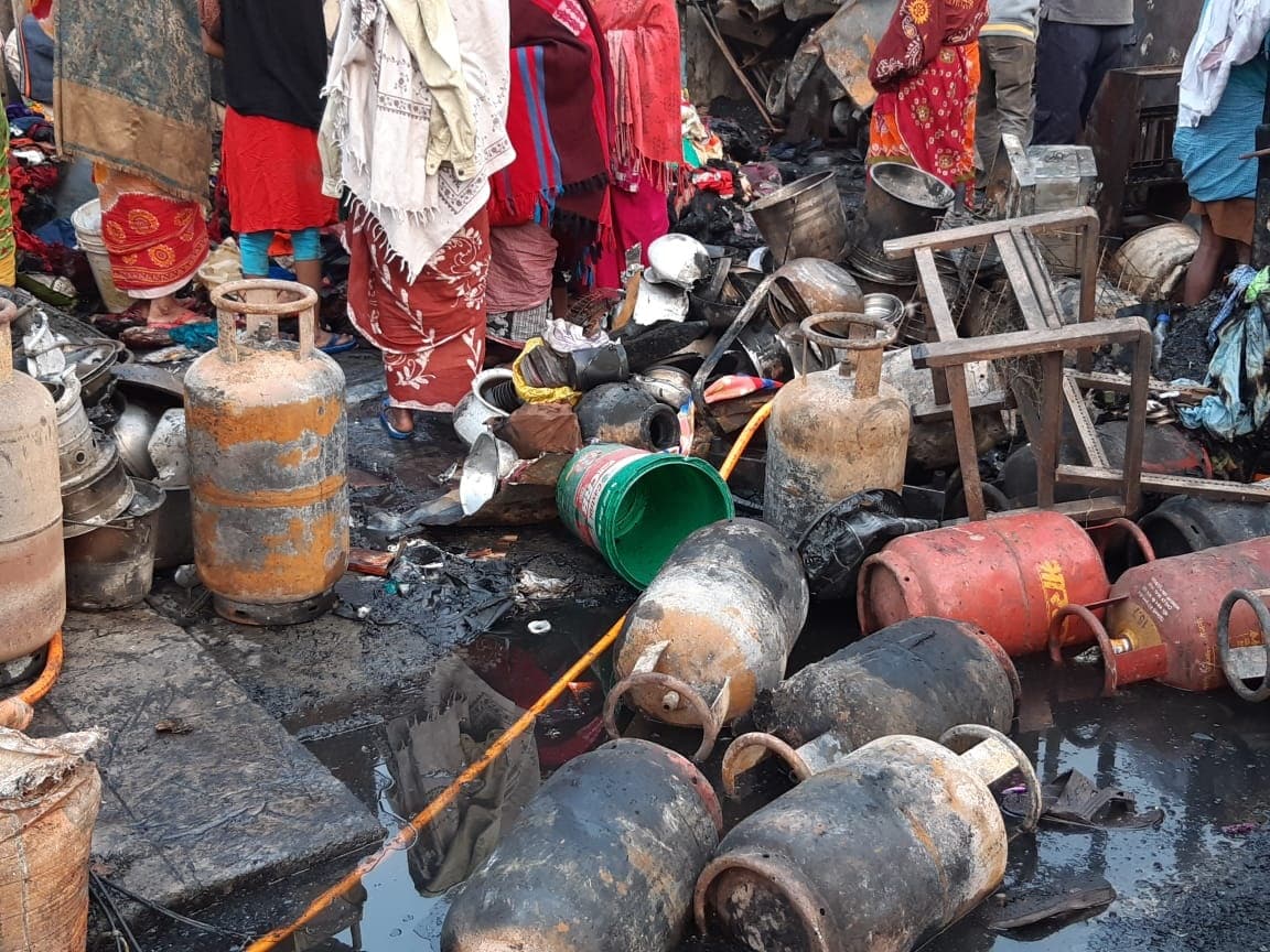 ফিরহাদ হাকিম আশ্বাস দেন, প্রত্যেকেই পুনর্বাসন পাবে স্ব-স্ব জায়গায়। পুরসভার কর্মীরা আগামীকাল মাপজোপ করে কার কতটা জায়গা তার হিসেব করবেন। আজকে ফায়ার ব্রিগেডের আধিকারিকরা আসবেন আগুন লাগার কারণ খুঁটিয়ে দেখতে। আসবেন ফরেন্সিক বিশেষজ্ঞরাও। ফিরহাদ হাকিম আশ্বাস দেন, প্রত্যেকেই পুনর্বাসন পাবে স্ব-স্ব জায়গায়। পুরসভার কর্মীরা আগামীকাল মাপজোপ করে কার কতটা জায়গা তার হিসেব করবেন। আজকে ফায়ার ব্রিগেডের আধিকারিকরা আসবেন আগুন লাগার কারণ খুঁটিয়ে দেখতে। আসবেন ফরেন্সিক বিশেষজ্ঞরাও।