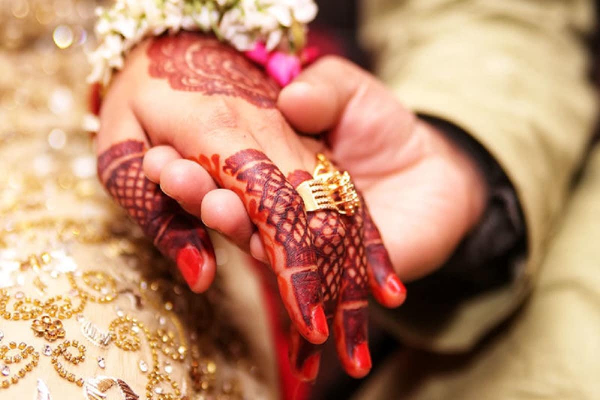 • এর বিরোধিতা করতে গিয়ে সজ্জন বর্মা বলেন, ‘‘এটা আমার মত নয় । চিকিৎসকরাই বলছেন মেয়েরা ১৫ বছরেই সন্তানের জন্ম দিতে পারেন । আর বিয়ের জন্য যে ম্যাচুরিটির দরকার হয়, তা ১৮ বছরেই তাঁরা অর্জন করে নেন । তা হলে কেন তাঁদের বিয়ের বয়স বাড়িয়ে ২১ করা হবে?’’ প্রতীকী চিত্র । • এর বিরোধিতা করতে গিয়ে সজ্জন বর্মা বলেন, ‘‘এটা আমার মত নয় । চিকিৎসকরাই বলছেন মেয়েরা ১৫ বছরেই সন্তানের জন্ম দিতে পারেন । আর বিয়ের জন্য যে ম্যাচুরিটির দরকার হয়, তা ১৮ বছরেই তাঁরা অর্জন করে নেন । তা হলে কেন তাঁদের বিয়ের বয়স বাড়িয়ে ২১ করা হবে?’’ প্রতীকী চিত্র ।
