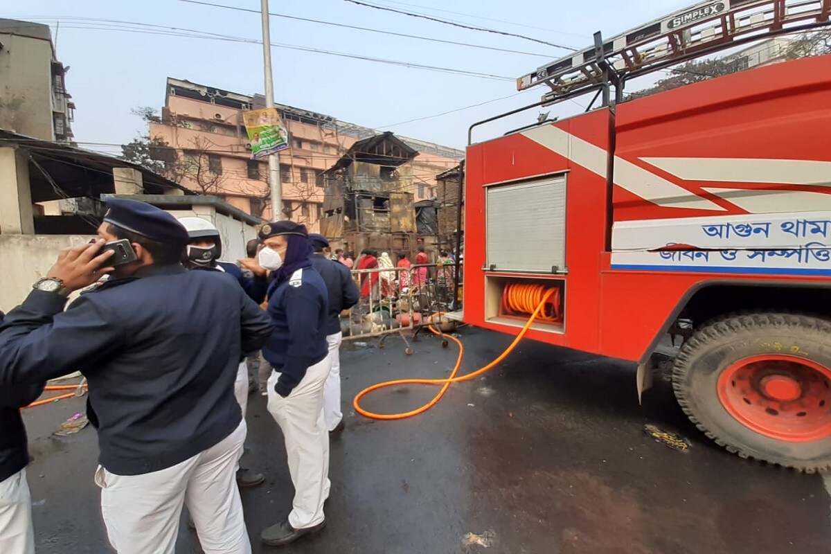 বুধবার রাতেই ফিরহাদ হাকিমের তত্ত্বাবধানে বাগবাজাররের এই বস্তিবাসীদের অস্থায়ী ভাবে থাকার ব্যবস্থা হয় বাগবাজার ওম্যান্স কলেজে। বুধবার রাতেই ফিরহাদ হাকিমের তত্ত্বাবধানে বাগবাজাররের এই বস্তিবাসীদের অস্থায়ী ভাবে থাকার ব্যবস্থা হয় বাগবাজার ওম্যান্স কলেজে।