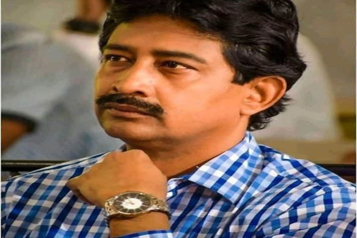 ফেসবুক লাইভে জনতার দরবার খুলে বসলেন রাজীব বন্দ্যোপাধ্যায়। ক্ষোভের কথা জানালেন, মন কি বাতে এলো আগামী দিনের রূপরেখাও। রাজীবের এই খোলা মনে দরবার-ই-আম খুলে বসাটা মোটেই ভালো ভাবে নিল না তাঁর দল। প্রত্যোকেরই মত, রাজীব দলের সঙ্গে আলোচনায় এই কথাগুলি বলতে পারতেন, আসতে পারতেন ক্যাবিনেট মিটিংয়ে । ফাইল চিত্র ফেসবুক লাইভে জনতার দরবার খুলে বসলেন রাজীব বন্দ্যোপাধ্যায়। ক্ষোভের কথা জানালেন, মন কি বাতে এলো আগামী দিনের রূপরেখাও। রাজীবের এই খোলা মনে দরবার-ই-আম খুলে বসাটা মোটেই ভালো ভাবে নিল না তাঁর দল। প্রত্যোকেরই মত, রাজীব দলের সঙ্গে আলোচনায় এই কথাগুলি বলতে পারতেন, আসতে পারতেন ক্যাবিনেট মিটিংয়ে । ফাইল চিত্র