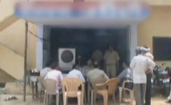 • সোমবার সকালে মন্দির চত্বর থেকে মহিলার রক্তাক্ত দেহ উদ্ধার হয় । ময়ানতদন্তের রিপোর্ট থেকে জানা যায়, মহিলার যৌনাঙ্গ মারাত্মকভাবে জখম ছিল । প্রথম থেকেই সন্দেহ ছিল মন্দিরের পুরোহিত এবং তার সেবক ও ড্রাইভারের দিকে । সেবক বেদরাম ও ড্রাইভার যশপালকে গ্রেফতার করা হয় । কিন্তু মন্দিরের মোহান্ত বাবা সত্যনারায়ণ গা ঢাকা দিয়েছিল । শেষ পর্যন্ত তাকেও গ্রেফতার করেছে পুলিশ । মন্দিরের সিসিটিভি ফুটেজও খতিয়ে দেখা হচ্ছে। • সোমবার সকালে মন্দির চত্বর থেকে মহিলার রক্তাক্ত দেহ উদ্ধার হয় । ময়ানতদন্তের রিপোর্ট থেকে জানা যায়, মহিলার যৌনাঙ্গ মারাত্মকভাবে জখম ছিল । প্রথম থেকেই সন্দেহ ছিল মন্দিরের পুরোহিত এবং তার সেবক ও ড্রাইভারের দিকে । সেবক বেদরাম ও ড্রাইভার যশপালকে গ্রেফতার করা হয় । কিন্তু মন্দিরের মোহান্ত বাবা সত্যনারায়ণ গা ঢাকা দিয়েছিল । শেষ পর্যন্ত তাকেও গ্রেফতার করেছে পুলিশ । মন্দিরের সিসিটিভি ফুটেজও খতিয়ে দেখা হচ্ছে।