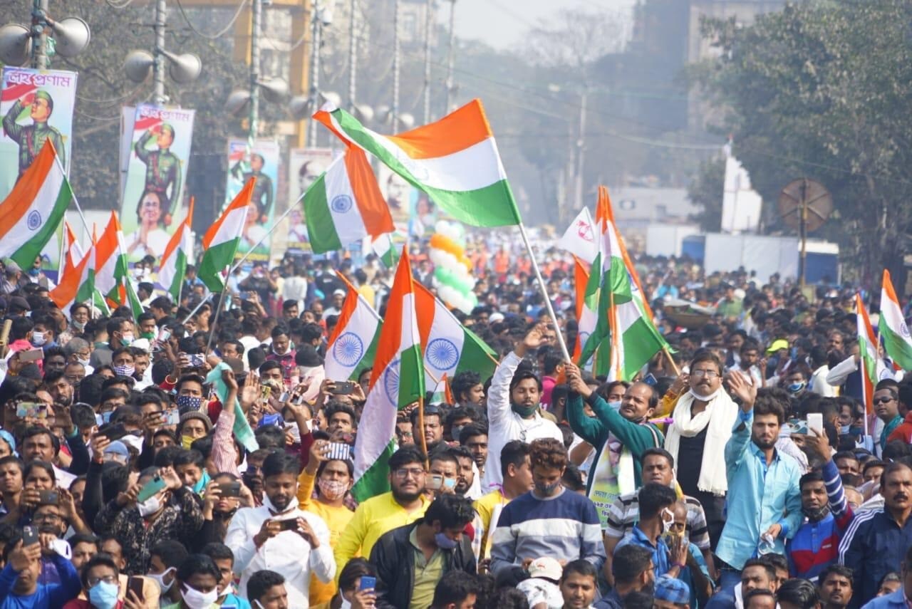 শনিবার সকালে মমতা পৌঁছে যান নেতাজি ভবনে। তাৎপর্যপূর্ণ ভাবে মোদির সফরসূচিতে না থাকলেও পরে নরেন্দ্র মোদিও নেতাজি ভবন যাবেন বলে জানিয়ে দেওয়া হয়। এদিন শ্যামবাজার থেকে ভূপেন বসু অ্যাভিনিউ, চিত্তরঞ্জন অ্যাভিনিউ, ধর্মতলা, রানি রাসমনি অ্যাভিনিউ হয়ে রেড রোড-এদিন এই ছিল মমতার পদযাত্রার রুট। রাস্তার ধারে মানুষের ঢল নামে বহু বিশিষ্টজন সমন্বিত এই পদযাত্রা দেখতে। শনিবার সকালে মমতা পৌঁছে যান নেতাজি ভবনে। তাৎপর্যপূর্ণ ভাবে মোদির সফরসূচিতে না থাকলেও পরে নরেন্দ্র মোদিও নেতাজি ভবন যাবেন বলে জানিয়ে দেওয়া হয়। এদিন শ্যামবাজার থেকে ভূপেন বসু অ্যাভিনিউ, চিত্তরঞ্জন অ্যাভিনিউ, ধর্মতলা, রানি রাসমনি অ্যাভিনিউ হয়ে রেড রোড-এদিন এই ছিল মমতার পদযাত্রার রুট। রাস্তার ধারে মানুষের ঢল নামে বহু বিশিষ্টজন সমন্বিত এই পদযাত্রা দেখতে।