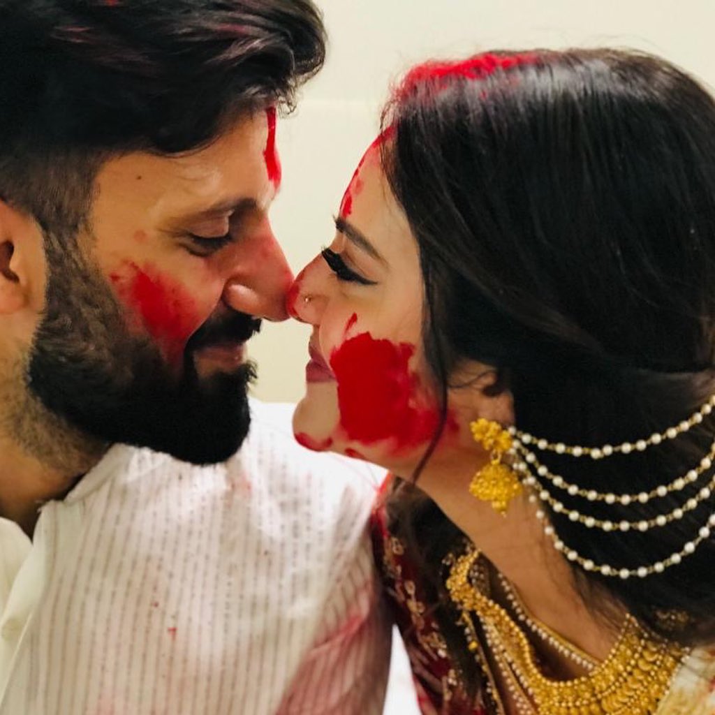 • ইতিমধ্যেই ইনস্টাগ্রামে একে অপরকে ‘আনফলো’ করে দিয়েছেন নিখিল-নুসরত । শুধু তাই নয়, নিখিলের সঙ্গে বহু পোস্টও সোশ্যাল মিডিয়া থেকে ডিলিট করে দিয়েছেন নায়িকা । ছবি: ইনস্টাগ্রাম। • ইতিমধ্যেই ইনস্টাগ্রামে একে অপরকে ‘আনফলো’ করে দিয়েছেন নিখিল-নুসরত । শুধু তাই নয়, নিখিলের সঙ্গে বহু পোস্টও সোশ্যাল মিডিয়া থেকে ডিলিট করে দিয়েছেন নায়িকা । ছবি: ইনস্টাগ্রাম।