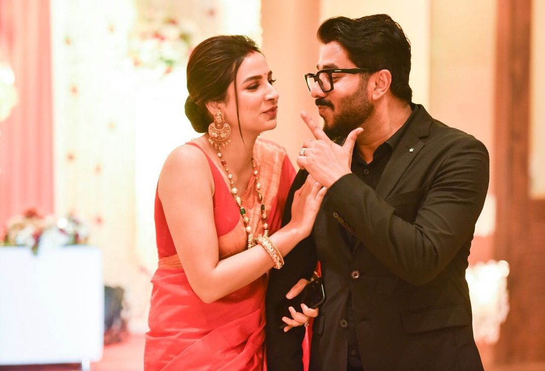 *ছবিতে শুভশ্রীকে বেশ অন্যরকম লাগছে। ট্রেন্ডি টর্নড জিনসের সঙ্গে কাঁধখোলা কালো টও। রাজের পরনেও কালো টি-শার্ট, ডেনিম। সম্ভবত কোথাও ঘুরতে গিয়ে তলা তাঁদের এই অন্তরঙ্গ মুহূর্তের ছবি। ছবি: ইনস্টাগ্রাম। *ছবিতে শুভশ্রীকে বেশ অন্যরকম লাগছে। ট্রেন্ডি টর্নড জিনসের সঙ্গে কাঁধখোলা কালো টও। রাজের পরনেও কালো টি-শার্ট, ডেনিম। সম্ভবত কোথাও ঘুরতে গিয়ে তলা তাঁদের এই অন্তরঙ্গ মুহূর্তের ছবি। ছবি: ইনস্টাগ্রাম।