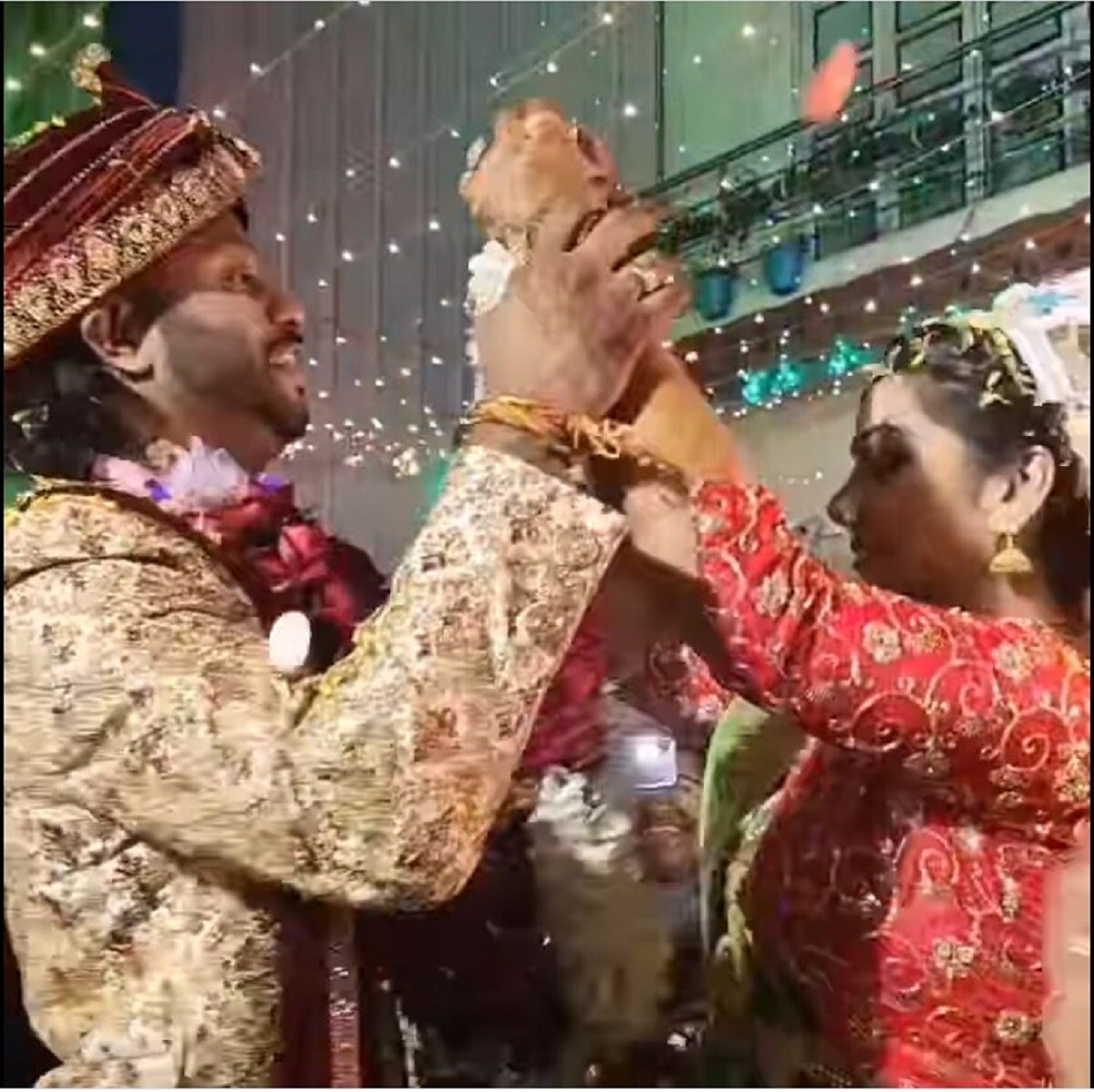 বহুদিন ধরেই ভালোবাসার সম্পর্কে ছিলেন এমিলা ও অমিত। ২০২০তেই বিয়ের কথা ছিল। কিন্তু করোনা ভেস্তে দেয় সব কিছু। তাই ২০২১ পড়তেই আর দেরি করেননি তাঁরা। গালা রিশেপশন হল তাঁদের বিয়ের। বহুদিন ধরেই ভালোবাসার সম্পর্কে ছিলেন এমিলা ও অমিত। ২০২০তেই বিয়ের কথা ছিল। কিন্তু করোনা ভেস্তে দেয় সব কিছু। তাই ২০২১ পড়তেই আর দেরি করেননি তাঁরা। গালা রিশেপশন হল তাঁদের বিয়ের।