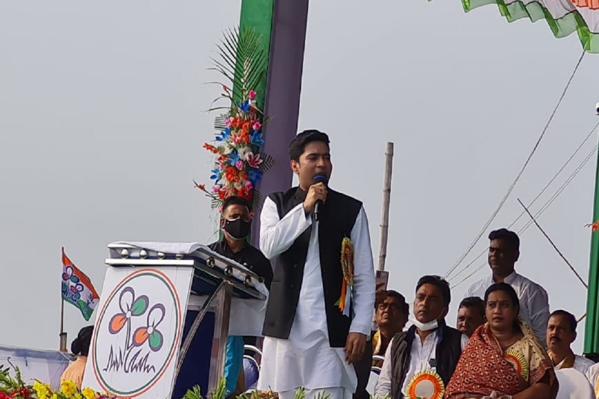 দক্ষিণ ২৪পরগনার তৃতীয় সভা থেকে আরও আক্রমনাত্মক মেজাজে দেখা গেল তৃণমূল কংগ্রেসের সর্বভারতীয় যুব সভাপতি অভিষেক বন্দ্যোপাধ্যায়কে। এ দিনের সভা ছিল কুলতলি বিধানসভার মধ্যেই। প্রসঙ্গত এখনও পর্যন্ত এই বিধানসভার দখল তৃণমূল কংগ্রেস নিতে পারেনি। ২০১৬ বিধানসভাতে সিপিআইএম এই বিধানসভায় ক্ষমতা দখল করেছিল। তবু আত্মবিশ্বাসী অভিষেক এখান থেকেই বলে রাখলেন দক্ষিণ চব্বিশ পরগণার ৩১টা আসনের মধ্যে ৩১টাতেই জয় চাই। দক্ষিণ ২৪পরগনার তৃতীয় সভা থেকে আরও আক্রমনাত্মক মেজাজে দেখা গেল তৃণমূল কংগ্রেসের সর্বভারতীয় যুব সভাপতি অভিষেক বন্দ্যোপাধ্যায়কে। এ দিনের সভা ছিল কুলতলি বিধানসভার মধ্যেই। প্রসঙ্গত এখনও পর্যন্ত এই বিধানসভার দখল তৃণমূল কংগ্রেস নিতে পারেনি। ২০১৬ বিধানসভাতে সিপিআইএম এই বিধানসভায় ক্ষমতা দখল করেছিল। তবু আত্মবিশ্বাসী অভিষেক এখান থেকেই বলে রাখলেন দক্ষিণ চব্বিশ পরগণার ৩১টা আসনের মধ্যে ৩১টাতেই জয় চাই।