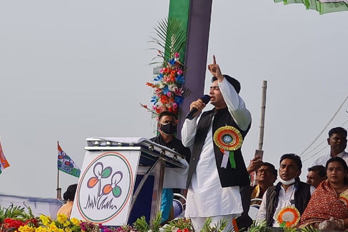 শেষ লোকসভা নির্বাচনে এই বিধানসভা থেকেই তৃনমূল কংগ্রেস সামান্য ভোটের লিড পেয়েছিল। রবিবারের জনসভা থেকে অবশ্য এই বিধানসভা থেকে তৃণমূল কংগ্রেস ৫০ হাজারেরও বেশি ভোটে জিতবে বলে আশা প্রকাশ করলেন তৃণমূল কংগ্রেসের যুব সভাপতি অভিষেক বন্দ্যোপাধ্যায়। শেষ লোকসভা নির্বাচনে এই বিধানসভা থেকেই তৃনমূল কংগ্রেস সামান্য ভোটের লিড পেয়েছিল। রবিবারের জনসভা থেকে অবশ্য এই বিধানসভা থেকে তৃণমূল কংগ্রেস ৫০ হাজারেরও বেশি ভোটে জিতবে বলে আশা প্রকাশ করলেন তৃণমূল কংগ্রেসের যুব সভাপতি অভিষেক বন্দ্যোপাধ্যায়।