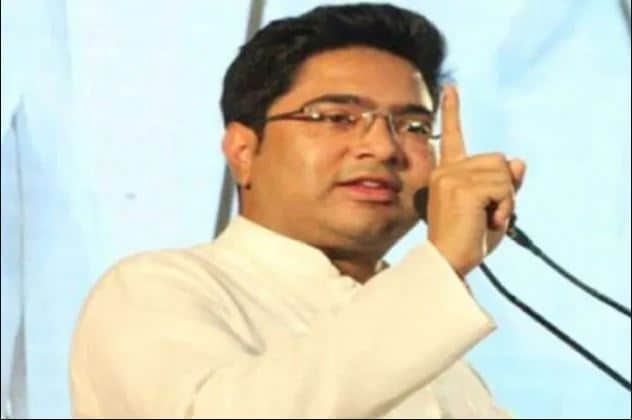 অভিষেক বন্দ্যোপাধ্যায় অবশ্য প্রতি বছরই স্বামীজির জন্মদিনে তাঁর বাড়িতে যেতেন, পদযাত্রাও করতেন৷ কিন্তু এবার যেহেতু শুভেন্দু অধিকারীও একই ইস্যুতে মিছিলের ডাক দিয়েছেন, তাই অভিষেকের কর্মসূচিও অন্যমাত্রা পেয়েছে৷ (Info- Kamalika Sengupta) অভিষেক বন্দ্যোপাধ্যায় অবশ্য প্রতি বছরই স্বামীজির জন্মদিনে তাঁর বাড়িতে যেতেন, পদযাত্রাও করতেন৷ কিন্তু এবার যেহেতু শুভেন্দু অধিকারীও একই ইস্যুতে মিছিলের ডাক দিয়েছেন, তাই অভিষেকের কর্মসূচিও অন্যমাত্রা পেয়েছে৷ (Info- Kamalika Sengupta)