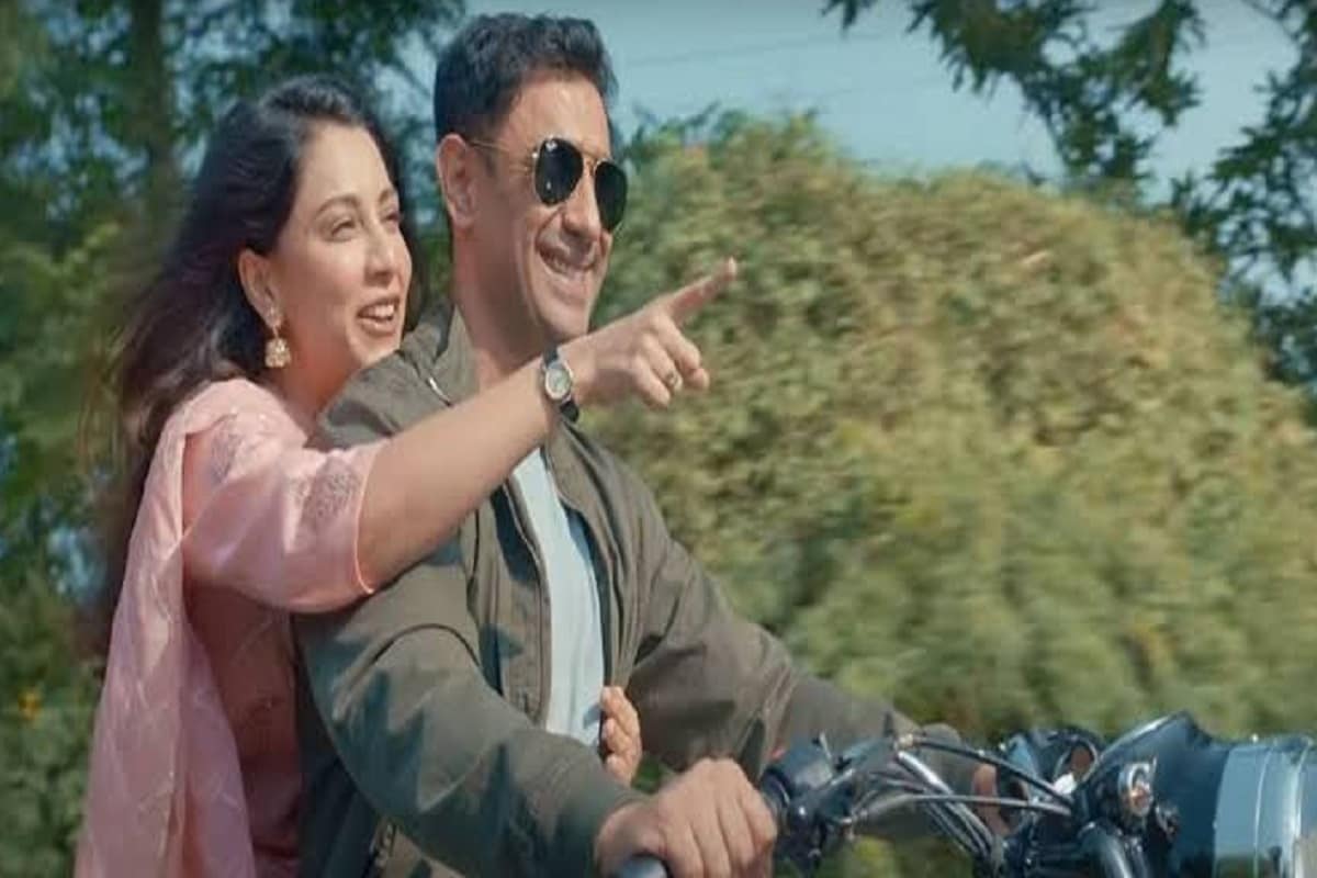 নায়িকা আরো বলেন,'অমিত অফ ক্যামেরা দারুণ মজা করে। একেবারে প্রাণবন্ত। ওঁ সহকর্মীদের বুঝতে চেষ্টা করে। কিন্তু কাজের মধ্যে থাকলে অন্য কোনো কথা বলে না। শুধু নিজের চরিত্র নিয়ে চিন্তাভাবনা করে। ওঁ চরিত্রে ঢুকে গেলে, একবারে অন্য মানুষ হয়ে যায়।' অমৃতার মতে এই সিরিজে অমিতের চরিত্রটা প্রচণ্ড কঠিন ছিল। মানসিক ও শারীরিক, দুই দিক দিয়েই ক্লান্ত করে দেওয়ার মতো চরিত্র। অমৃতা আরো বললেন, 'অমিত খুব ফোকাসদ। আমি ওঁর ইচ্ছে শক্তিকে ঈর্ষা করি। আমি হাজারো চেষ্টা করলেও, ওঁর মতো হতে পারবো না।' নায়িকা আরো বলেন,'অমিত অফ ক্যামেরা দারুণ মজা করে। একেবারে প্রাণবন্ত। ওঁ সহকর্মীদের বুঝতে চেষ্টা করে। কিন্তু কাজের মধ্যে থাকলে অন্য কোনো কথা বলে না। শুধু নিজের চরিত্র নিয়ে চিন্তাভাবনা করে। ওঁ চরিত্রে ঢুকে গেলে, একবারে অন্য মানুষ হয়ে যায়।' অমৃতার মতে এই সিরিজে অমিতের চরিত্রটা প্রচণ্ড কঠিন ছিল। মানসিক ও শারীরিক, দুই দিক দিয়েই ক্লান্ত করে দেওয়ার মতো চরিত্র। অমৃতা আরো বললেন, 'অমিত খুব ফোকাসদ। আমি ওঁর ইচ্ছে শক্তিকে ঈর্ষা করি। আমি হাজারো চেষ্টা করলেও, ওঁর মতো হতে পারবো না।'