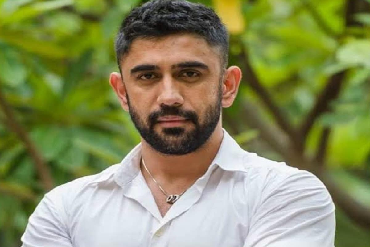 সত্যি ঘটনার অবলম্বনে তৈরি ওয়েব সিরিজ 'জিৎ কি জিদ'। একজন আর্মি অফিসার এর জীবন ঘিরে এগিয়েছে গল্প। আর্মি ট্রেনিং, কার্গিলে যুদ্ধ, তাঁর অসুস্থ হয়ে পড়া। আবার ঘুরে দাঁড়ানোর গল্প বলে এই সিরিজ। মুখ্য চরিত্রে অভিনয় করেছেন অমিত শাদ। তাঁর স্ত্রীয়ের ভূমিকায় রয়েছেন অমৃতা পুরী। 'কাই পো চে'- এর পর আবার একসঙ্গে কাজ করলেন অমৃতা পুরী ও অমিত শাদ। 'কাই পো চে'-এর সময় তাঁরা দুজনেই আনকোরা। একেবারে নবাগত না হলেও তেমন অভিজ্ঞতা ছিল না। এত বছর পর, 'জিৎ কি জিদ' সিরিজে আবার কাজ করলেন তাঁরা।নায়িকা আরো বলেন,'অমিত অফ ক্যামেরা দারুণ মজা করে। একেবারে প্রাণবন্ত। ওঁ সহকর্মীদের বুঝতে চেষ্টা করে। কিন্তু কাজের মধ্যে থাকলে অন্য কোনো কথা বলে না। শুধু নিজের চরিত্র নিয়ে চিন্তাভাবনা করে। ওঁ চরিত্রে ঢুকে গেলে, একবারে অন্য মানুষ হয়ে যায়।' সত্যি ঘটনার অবলম্বনে তৈরি ওয়েব সিরিজ 'জিৎ কি জিদ'। একজন আর্মি অফিসার এর জীবন ঘিরে এগিয়েছে গল্প। আর্মি ট্রেনিং, কার্গিলে যুদ্ধ, তাঁর অসুস্থ হয়ে পড়া। আবার ঘুরে দাঁড়ানোর গল্প বলে এই সিরিজ। মুখ্য চরিত্রে অভিনয় করেছেন অমিত শাদ। তাঁর স্ত্রীয়ের ভূমিকায় রয়েছেন অমৃতা পুরী। 'কাই পো চে'- এর পর আবার একসঙ্গে কাজ করলেন অমৃতা পুরী ও অমিত শাদ। 'কাই পো চে'-এর সময় তাঁরা দুজনেই আনকোরা। একেবারে নবাগত না হলেও তেমন অভিজ্ঞতা ছিল না। এত বছর পর, 'জিৎ কি জিদ' সিরিজে আবার কাজ করলেন তাঁরা।নায়িকা আরো বলেন,'অমিত অফ ক্যামেরা দারুণ মজা করে। একেবারে প্রাণবন্ত। ওঁ সহকর্মীদের বুঝতে চেষ্টা করে। কিন্তু কাজের মধ্যে থাকলে অন্য কোনো কথা বলে না। শুধু নিজের চরিত্র নিয়ে চিন্তাভাবনা করে। ওঁ চরিত্রে ঢুকে গেলে, একবারে অন্য মানুষ হয়ে যায়।'