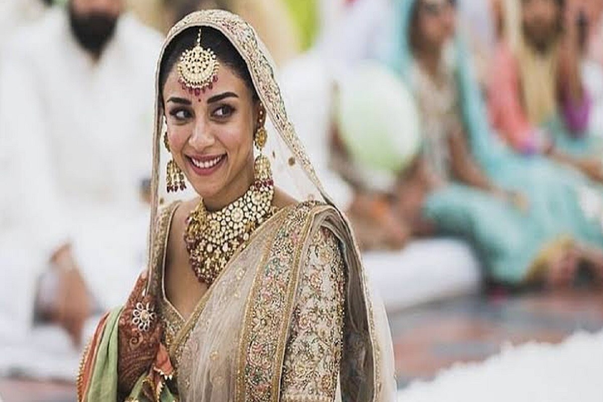 এই সিরিজের শ্যুটিং-এর সময় অমৃতা ও অমিতের মনে পড়ে যাচ্ছিলো পুরোনো সব কথা। অমৃতার কথায়, 'অমিত আর আমি 'কাই পো চে'-এর পর থেকে যোগাযোগ রেখে গিয়েছি। কে কেমন কাজ করছে, সেটা জানতাম। ওঁর সঙ্গে আবার কাজ করলাম যখন, দারুণ লাগলো। পুরনো অনেক কথা মনে পড়ে গেল।' নায়িকা আরো বলেন,'অমিত অফ ক্যামেরা দারুণ মজা করে। একেবারে প্রাণবন্ত। ওঁ সহকর্মীদের বুঝতে চেষ্টা করে। কিন্তু কাজের মধ্যে থাকলে অন্য কোনো কথা বলে না। শুধু নিজের চরিত্র নিয়ে চিন্তাভাবনা করে। ওঁ চরিত্রে ঢুকে গেলে, একবারে অন্য মানুষ হয়ে যায়।' এই সিরিজের শ্যুটিং-এর সময় অমৃতা ও অমিতের মনে পড়ে যাচ্ছিলো পুরোনো সব কথা। অমৃতার কথায়, 'অমিত আর আমি 'কাই পো চে'-এর পর থেকে যোগাযোগ রেখে গিয়েছি। কে কেমন কাজ করছে, সেটা জানতাম। ওঁর সঙ্গে আবার কাজ করলাম যখন, দারুণ লাগলো। পুরনো অনেক কথা মনে পড়ে গেল।' নায়িকা আরো বলেন,'অমিত অফ ক্যামেরা দারুণ মজা করে। একেবারে প্রাণবন্ত। ওঁ সহকর্মীদের বুঝতে চেষ্টা করে। কিন্তু কাজের মধ্যে থাকলে অন্য কোনো কথা বলে না। শুধু নিজের চরিত্র নিয়ে চিন্তাভাবনা করে। ওঁ চরিত্রে ঢুকে গেলে, একবারে অন্য মানুষ হয়ে যায়।'