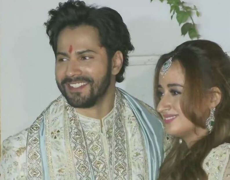বরুণ ধাওয়ানের বিয়েতে ছিল তুমুল কড়াকড়ি ৷ নো মোবাইল ফোন নীতিতেই আটকে ছিলেন বরুণ ও নাতাশা ৷ তাই বিয়ের সাজে বরুণ ও নাতাশার ছবি দেখাটা প্রায় অসম্ভব হয়ে পড়েছিল ৷ অবশেষে ফ্যানেদের স্বপ্নপূরণ ঘটালেন বরুণ নিজেই ৷ Photo: ANI 