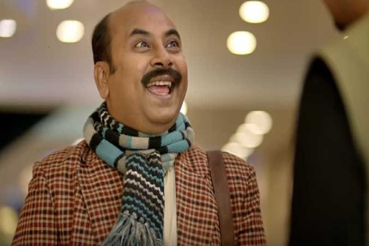 অনির্বাণ চক্রবর্তী -ওয়েব দুনিয়ায় একেনবাবুকে চেনেনা এমন কেউ আছে কি? বোধহয় না। আর একেনবাবুর হাত ধরেই অনির্বাণ চক্রবর্তী আমাদের ঘরে ঘরে বাঙালীর মনে মনে ঢুকে পড়েছেন। যদিও একেনবাবু ওয়েব সিরিজের অনেক আগেই ‘ফড়িং’ ছবির মাধ্যমে বাংলা ফিল্ম ইন্ডাস্ট্রিতে অভিষেক হয় তাঁর। কিন্তু একেনবাবু তাঁকে একটা আলাদা পরিচিতি দিয়েছে।পরিচালক অনির্বাণ মল্লিকের হাত ধরে একেনবাবু প্রথম আসেন ২০১৮তে। প্রথম সিজনেই বাজিমাত করেন একেনবাবু ওরফে অনির্বাণ চক্রবর্তী। তারপর থেকে পর পর সিজন মুক্তি পাচ্ছে । এই অক্টোবরেই মুক্তি পেয়েছে সিজন৪। সেটাও এখন হাই রেটিংএ। তবে শুধু একেনবাবু নয়, সম্প্রতি ফেলুদা ফেরত’ ওয়েব সিরিজেও জটায়ুর ভূমিকায় দর্শক তাকে মনে রাখবে। এছাড়াও আরও ওয়েব সিরিজ মুক্তির অপেক্ষায়। সব মিলিয়ে অনির্বাণ চক্রবর্তী এখন ওয়েব দুনিয়ার বেশ প্রিয় মুখ বলা চলে। অনির্বাণ চক্রবর্তী -ওয়েব দুনিয়ায় একেনবাবুকে চেনেনা এমন কেউ আছে কি? বোধহয় না। আর একেনবাবুর হাত ধরেই অনির্বাণ চক্রবর্তী আমাদের ঘরে ঘরে বাঙালীর মনে মনে ঢুকে পড়েছেন। যদিও একেনবাবু ওয়েব সিরিজের অনেক আগেই ‘ফড়িং’ ছবির মাধ্যমে বাংলা ফিল্ম ইন্ডাস্ট্রিতে অভিষেক হয় তাঁর। কিন্তু একেনবাবু তাঁকে একটা আলাদা পরিচিতি দিয়েছে।পরিচালক অনির্বাণ মল্লিকের হাত ধরে একেনবাবু প্রথম আসেন ২০১৮তে। প্রথম সিজনেই বাজিমাত করেন একেনবাবু ওরফে অনির্বাণ চক্রবর্তী। তারপর থেকে পর পর সিজন মুক্তি পাচ্ছে । এই অক্টোবরেই মুক্তি পেয়েছে সিজন৪। সেটাও এখন হাই রেটিংএ। তবে শুধু একেনবাবু নয়, সম্প্রতি ফেলুদা ফেরত’ ওয়েব সিরিজেও জটায়ুর ভূমিকায় দর্শক তাকে মনে রাখবে। এছাড়াও আরও ওয়েব সিরিজ মুক্তির অপেক্ষায়। সব মিলিয়ে অনির্বাণ চক্রবর্তী এখন ওয়েব দুনিয়ার বেশ প্রিয় মুখ বলা চলে।