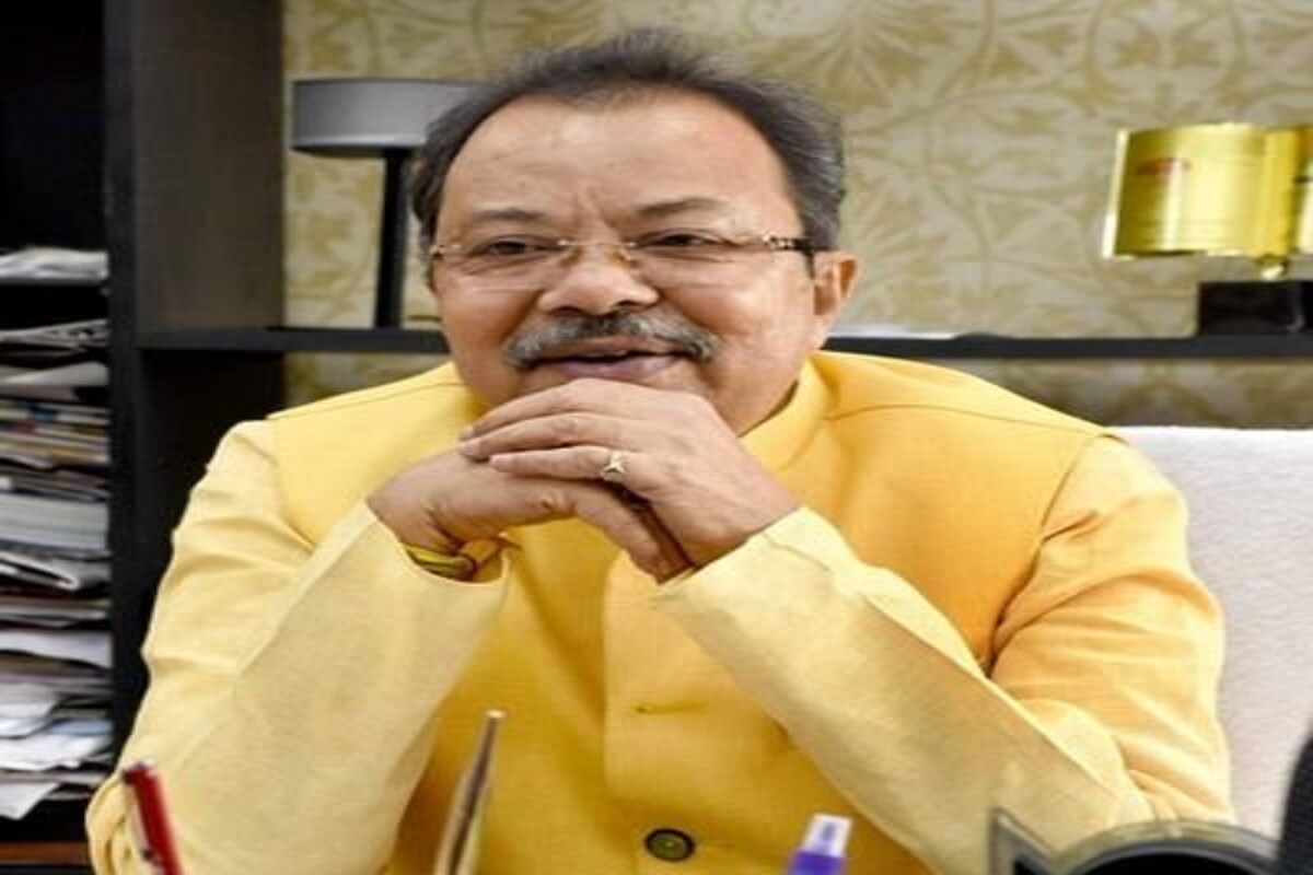 এখানেই চটেছে তৃণমূল। রাজনৈতিক পর্যবেক্ষকরা বারবারই বলেছেন রাজীবের সমস্যা সরাসরি অরূপ রায়ের সঙ্গে। রাজীব-অরূপ রায়ের বিভিন্ন সময়ের মন্তব্যেও সেই ফাটল চাপ থাকেনি। আজ রাজীব এ হেন মন্তব্য করার পরেই অরূপ রায় নিউজ১৮-কে বলেন, এখানেই চটেছে তৃণমূল। রাজনৈতিক পর্যবেক্ষকরা বারবারই বলেছেন রাজীবের সমস্যা সরাসরি অরূপ রায়ের সঙ্গে। রাজীব-অরূপ রায়ের বিভিন্ন সময়ের মন্তব্যেও সেই ফাটল চাপ থাকেনি। আজ রাজীব এ হেন মন্তব্য করার পরেই অরূপ রায় নিউজ১৮-কে বলেন,