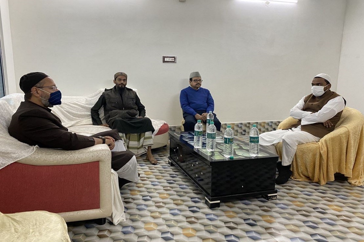 রাজ্যে মিম-এর দায়িত্ব নেওয়ার জন্য সরাসরি আব্বাস সিদ্দিকিকে প্রস্তাব দিলেন আসাদউদ্দিন ওয়াইসি৷ যদি সেই প্রস্তাবে এখনও সাড়া দেননি আব্বাস সিদ্দিকি৷ বিষয়টি ভেবে দেখার সময় চেয়েছেন তিনি৷ তবে আব্বাস সিদ্দিকি মিমে যোগদান করুন বা না করুন, বাংলায় এআইএমআইএম বা মিম যে ফুরফুরা শরিফের এই প্রভাবশালী সংগঠকের নেতৃত্বেই কাজ করবে, তা জানিয়ে দিয়েছেন আসাদউদ্দিন৷ Info-Jiaul Alam রাজ্যে মিম-এর দায়িত্ব নেওয়ার জন্য সরাসরি আব্বাস সিদ্দিকিকে প্রস্তাব দিলেন আসাদউদ্দিন ওয়াইসি৷ যদি সেই প্রস্তাবে এখনও সাড়া দেননি আব্বাস সিদ্দিকি৷ বিষয়টি ভেবে দেখার সময় চেয়েছেন তিনি৷ তবে আব্বাস সিদ্দিকি মিমে যোগদান করুন বা না করুন, বাংলায় এআইএমআইএম বা মিম যে ফুরফুরা শরিফের এই প্রভাবশালী সংগঠকের নেতৃত্বেই কাজ করবে, তা জানিয়ে দিয়েছেন আসাদউদ্দিন৷ Info-Jiaul Alam