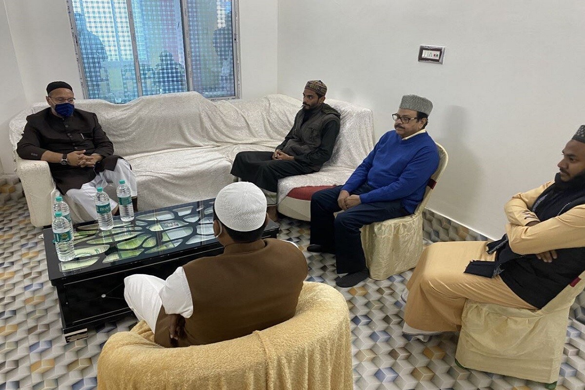 যদিও ওয়াইসি-র প্রস্তাবে হ্যাঁ বা না, কিছুই বলেননি আব্বাস৷ বরং মিম প্রধানের থেকে সময় চেয়ে নিয়েছেন তিনি৷ আব্বাসের নিজের সংগঠন আহালে সুন্নাতুল জামাত রয়েছে৷ সেই সংগঠনের বাইরে বেরিয়ে মিমের সঙ্গে যুক্ত হবেন না, এ নিয়ে নিজের ঘনিষ্ঠ মহলে আলোচনা করেই সিদ্ধান্ত নিতে চান আব্বাস৷ Info-Jiaul Alam যদিও ওয়াইসি-র প্রস্তাবে হ্যাঁ বা না, কিছুই বলেননি আব্বাস৷ বরং মিম প্রধানের থেকে সময় চেয়ে নিয়েছেন তিনি৷ আব্বাসের নিজের সংগঠন আহালে সুন্নাতুল জামাত রয়েছে৷ সেই সংগঠনের বাইরে বেরিয়ে মিমের সঙ্গে যুক্ত হবেন না, এ নিয়ে নিজের ঘনিষ্ঠ মহলে আলোচনা করেই সিদ্ধান্ত নিতে চান আব্বাস৷ Info-Jiaul Alam