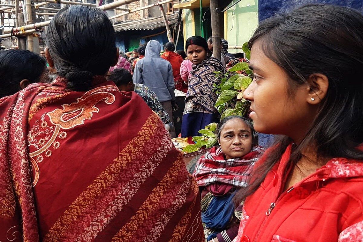 বুধবার সন্ধ্যো ছটা চল্লিশ মিনিট নাগাদ আগুন লাগে ক্ষিরোদপ্রসাদ বিদ্যাবিনোদ অ্যাভিনিউ লাগোয়া বস্তিতে। তার কিছুক্ষণ আগেই টিউশন পড়তে চলে যায় সবিতা। ফিরে এসে দেখে সব শেষ। বুধবার সন্ধ্যো ছটা চল্লিশ মিনিট নাগাদ আগুন লাগে ক্ষিরোদপ্রসাদ বিদ্যাবিনোদ অ্যাভিনিউ লাগোয়া বস্তিতে। তার কিছুক্ষণ আগেই টিউশন পড়তে চলে যায় সবিতা। ফিরে এসে দেখে সব শেষ।