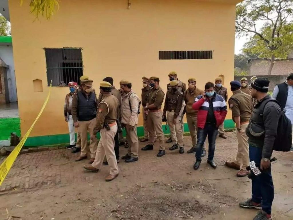 • গণধর্ষিতা-মৃত বছর পঞ্চাশের ওই মহিলার স্বামী মাঝেমধ্যেই অদ্ভুত আচরণ করছেন বলে জানিয়েছেন তাঁর পরিবারের সদস্যরা । গত সোমবার বিকেলে ঘুম থেকে চমকে উঠে পড়েন তিনি । তারপর তাঁর স্ত্রী’র নাম ধরে ডাকতে থাকেন । এ ঘর, ও ঘর স্ত্রী’কে খুঁজতে থাকেন । না পেয়ে উনুনের উপর থেকে গরম তাওয়া হাতে নিয়ে বাড়ি থেকে বেরিয়ে যান । কোনওরকমে আবার তাঁকে ফিরিয়ে আনা হয় । এরপরেই তাঁকে ভর্তি করা হয় হাসপাতালে । প্রতীকী চিত্র । • গণধর্ষিতা-মৃত বছর পঞ্চাশের ওই মহিলার স্বামী মাঝেমধ্যেই অদ্ভুত আচরণ করছেন বলে জানিয়েছেন তাঁর পরিবারের সদস্যরা । গত সোমবার বিকেলে ঘুম থেকে চমকে উঠে পড়েন তিনি । তারপর তাঁর স্ত্রী’র নাম ধরে ডাকতে থাকেন । এ ঘর, ও ঘর স্ত্রী’কে খুঁজতে থাকেন । না পেয়ে উনুনের উপর থেকে গরম তাওয়া হাতে নিয়ে বাড়ি থেকে বেরিয়ে যান । কোনওরকমে আবার তাঁকে ফিরিয়ে আনা হয় । এরপরেই তাঁকে ভর্তি করা হয় হাসপাতালে । প্রতীকী চিত্র ।