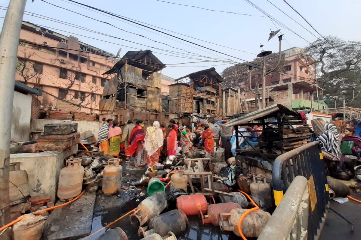 এদিন সকালে বাগবাজার পৌঁছে দেখা গেল, আপাতত সর্বস্ব হারানো নিরন্ন মানুষের মুখে খাবার তুলে দিচ্ছে প্রশাসনই। লম্বা লাইন দিয়ে বস্তিবাসীরা সেই সকালের খাবার নিচ্ছেন।সকালে ডিম পাউরুটি কলা ও বাচ্চাদের জন্য দুধ। মধ্যাহ্নভোজের ব্যবস্থা করা হয়েছে। রাতেও খাবারের ব্যবস্থা করেছিল প্রশাসনই। হয়তো আবার বাড়ি ফিরবেন ওঁরা, তবে সোনার সংসারটুকু আর ফিরবে না, চোখের জলে ভাসতে ভাসতে বলছেন এক কাপড়ে সব ছেড়ে আসা মানুষগুলি। এদিন সকালে বাগবাজার পৌঁছে দেখা গেল, আপাতত সর্বস্ব হারানো নিরন্ন মানুষের মুখে খাবার তুলে দিচ্ছে প্রশাসনই। লম্বা লাইন দিয়ে বস্তিবাসীরা সেই সকালের খাবার নিচ্ছেন।সকালে ডিম পাউরুটি কলা ও বাচ্চাদের জন্য দুধ। মধ্যাহ্নভোজের ব্যবস্থা করা হয়েছে। রাতেও খাবারের ব্যবস্থা করেছিল প্রশাসনই। হয়তো আবার বাড়ি ফিরবেন ওঁরা, তবে সোনার সংসারটুকু আর ফিরবে না, চোখের জলে ভাসতে ভাসতে বলছেন এক কাপড়ে সব ছেড়ে আসা মানুষগুলি।
