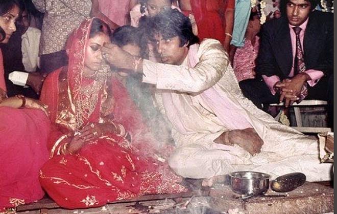 • এরপরেই একদিন রেখার সেই সোহাগী রূপকে সামনে থেকে লক্ষ্য করতে বাড়িতে ডিনারে তাঁকে ডাকলেন জয়া । সে দিনই নাকি পরিষ্কার তিনি রেখাকে বলে দিয়েছিলেন, অমিতাভের জীবন থেকে কোনওদিন সরে যাবেন না তিনি । তাঁর স্বামী একজন ফ্যামিলি ম্যান । পরিবারকে তিনি ভালবাসেন । তিনি তাঁর স্ত্রী’কে ভালবাসেন, আর তিনিও ভালবাসেন তাঁর স্বামী’কে । • এরপরেই একদিন রেখার সেই সোহাগী রূপকে সামনে থেকে লক্ষ্য করতে বাড়িতে ডিনারে তাঁকে ডাকলেন জয়া । সে দিনই নাকি পরিষ্কার তিনি রেখাকে বলে দিয়েছিলেন, অমিতাভের জীবন থেকে কোনওদিন সরে যাবেন না তিনি । তাঁর স্বামী একজন ফ্যামিলি ম্যান । পরিবারকে তিনি ভালবাসেন । তিনি তাঁর স্ত্রী’কে ভালবাসেন, আর তিনিও ভালবাসেন তাঁর স্বামী’কে ।