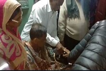 অসুস্থ বিজেপি কর্মী, বাড়ি গিয়ে স্বাস্থ্যসাথীর কার্ড দিলেন তৃণমূলের প্রশাসক!