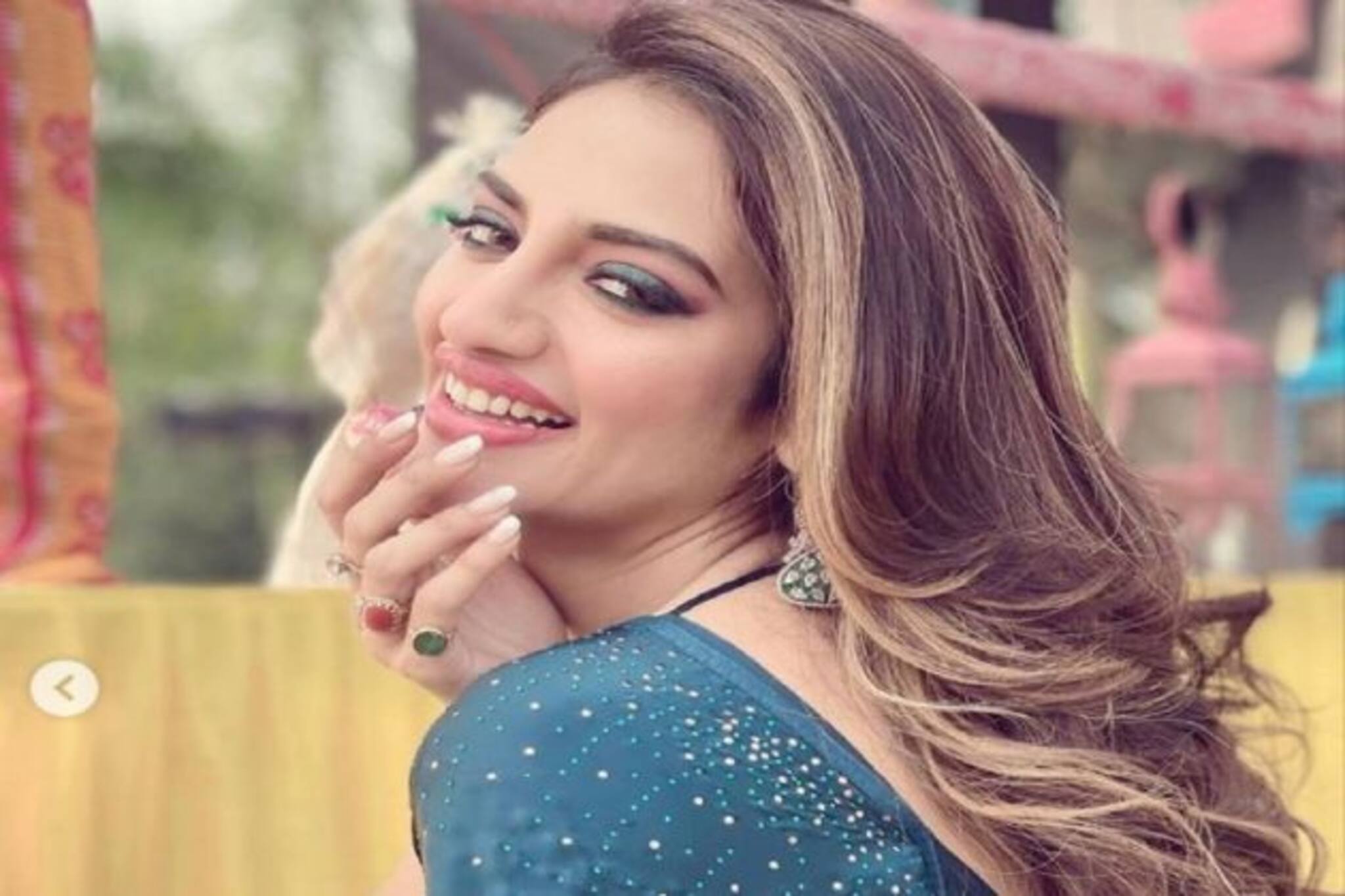 এক তুড়িতেই বদলে যাচ্ছে পোশাক ! ঝড়ের গতিতে ভাইরাল নুসরতের ম্যাজিক ভিডিও