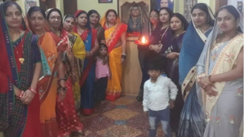 • যেমনটা দেখা গেল ছত্তীশগড়ের বিলাসপুরের এই পরিবারের ক্ষেত্রে । যেখানে শাশুড়িকে ভালবেসে তাঁর মৃত্যুর পর তাঁর নামে মন্দির তৈরি করলেন ১১ জন বৌমা । • যেমনটা দেখা গেল ছত্তীশগড়ের বিলাসপুরের এই পরিবারের ক্ষেত্রে । যেখানে শাশুড়িকে ভালবেসে তাঁর মৃত্যুর পর তাঁর নামে মন্দির তৈরি করলেন ১১ জন বৌমা ।