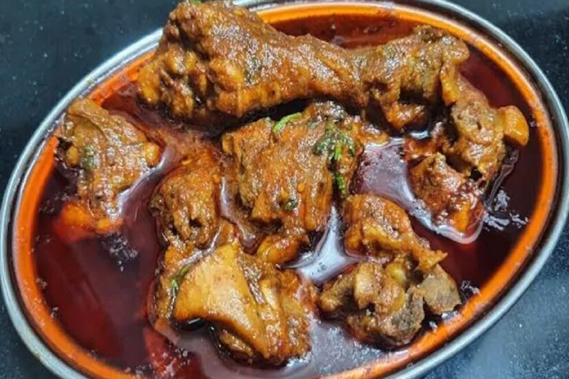 চিকেন - প্রোটিনের অন্যতম সেরা উৎস হল চিকেন। আমেরিকার ডিপার্টমেন্ট অফ এগ্রিকালচারের (USDA) মতে, ১০০ গ্রাম চিকেন তথা মুরগির মাংসে ১৪৩ কিলো ক্যালোরি এনার্জি, ২৪.১১ গ্রাম প্রোটিন, ২.৬৮ গ্রাম কার্বোহাইড্রেট ও ৩.১২ গ্রাম ফ্যাট থাকে। এগুলি ছাড়াও মাংসের মধ্যে আয়রন, ক্যালসিয়াম, সোডিয়াম, ভিটামিন A ও ভিটামিন C থাকে।