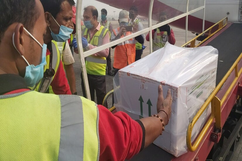 প্রাথমিক ভাবে সামনের সারিতে থেকে যাঁরা করোনার বিরুদ্ধে লড়াই করছেন, সেই চিকিৎসক এবং স্বাস্থ্যকর্মীদের করোনার ভ্যাকসিন দেওয়া হবে৷ এর পর তালিকায় থাকবেন পুলিশকর্মী, সাফাইকর্মী সহ অন্যান্যরা৷ 
