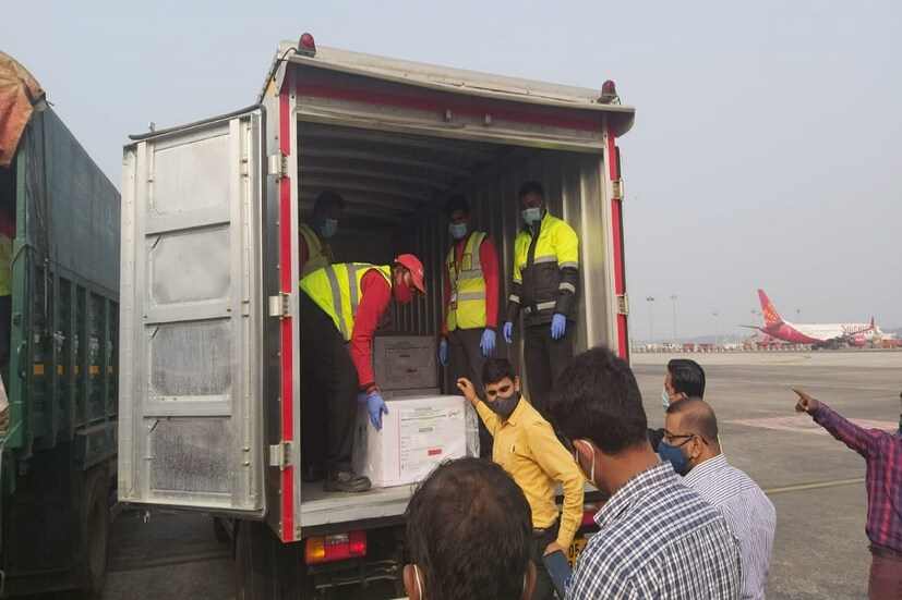 আগামী ১৬ জানুয়ারি থেকে করোনার টিকাকরণ শুরু হওয়ার কথা৷ আগামিকাল, বুধবারের মধ্যেই রাজ্যের সব জেলায় ভ্যাকসিন পৌঁছে যাবে বলে স্বাস্থ্য দফতর সূত্রে খবর৷ 