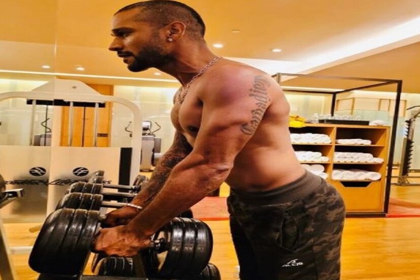 হঠাৎ উটকো বিপত্তিতে শিখর ধাওয়ান  (Shikhar Dhawan)৷ এই মুহূর্তে বেনারসে(Varanasi) ঘুরছেন শিখর ধাওয়ান৷ বারাণসীতে গিয়ে গঙ্গাবক্ষে নৌ বিহার করেন ধাওয়ান৷ Photo Courtesy- Sikhar Dhawan/ Instagram