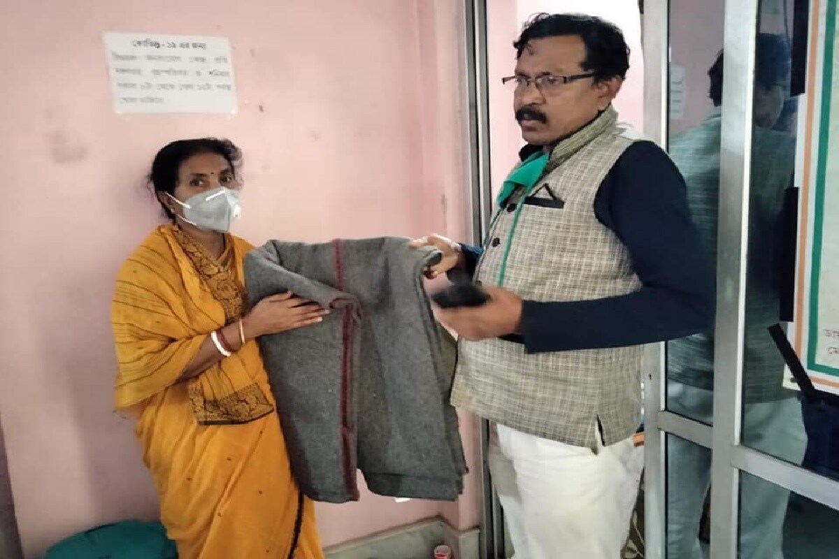 দীপক হালদার শোভন চট্টোপাধ্যায় ঘনিষ্ঠ হিসেবে পরিচিত৷ কয়েক দিন আগেই তিনি আচমকা শোভন চট্টোপাধ্যায়ের সঙ্গে দেখা করতে তাঁর গোলপার্কের ফ্ল্যাটে যান৷ যদিও সেই সাক্ষাৎকে সৌজন্যমূলক বলেই দাবি করেছেন তৃণমূল বিধায়ক৷ দীপক হালদার শোভন চট্টোপাধ্যায় ঘনিষ্ঠ হিসেবে পরিচিত৷ কয়েক দিন আগেই তিনি আচমকা শোভন চট্টোপাধ্যায়ের সঙ্গে দেখা করতে তাঁর গোলপার্কের ফ্ল্যাটে যান৷ যদিও সেই সাক্ষাৎকে সৌজন্যমূলক বলেই দাবি করেছেন তৃণমূল বিধায়ক৷
