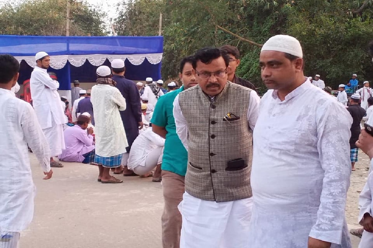 ডায়মন্ড হারবারের সাংসদ অভিষেক বন্দ্যোপাধ্যায়৷ অথচ ডায়মন্ড হারবারে অভিষেকের শেষ দু'টি সভায় অনুপস্থিত ছিলেন দীপক৷ তখন থেকেই তাঁর মনোভাব নিয়ে জল্পনা বাড়ছিল৷ ডায়মন্ড হারবারের সাংসদ অভিষেক বন্দ্যোপাধ্যায়৷ অথচ ডায়মন্ড হারবারে অভিষেকের শেষ দু'টি সভায় অনুপস্থিত ছিলেন দীপক৷ তখন থেকেই তাঁর মনোভাব নিয়ে জল্পনা বাড়ছিল৷
